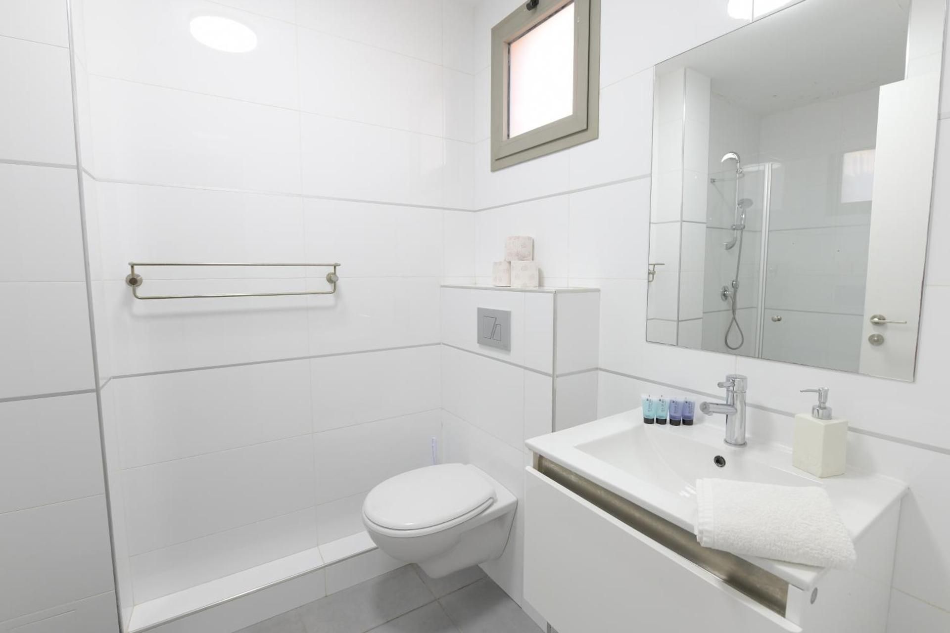 Three-Bedroom Apartment with Private Pool - HaEkaliptus 3 St