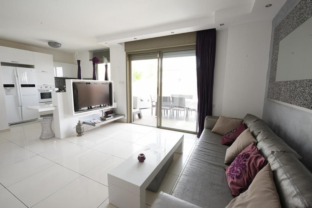 Two-Bedroom Apartment with Private Pool - HaEkaliptus 6 St