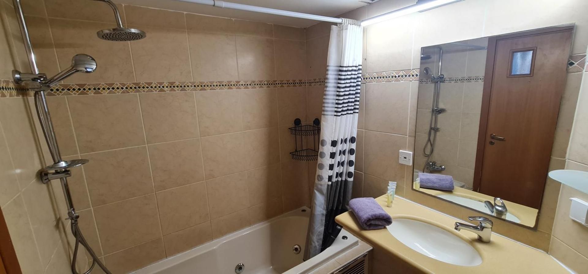 Two-Bedroom Apartment with Private Garden and Jacuzzi - Avney Hoshen 4