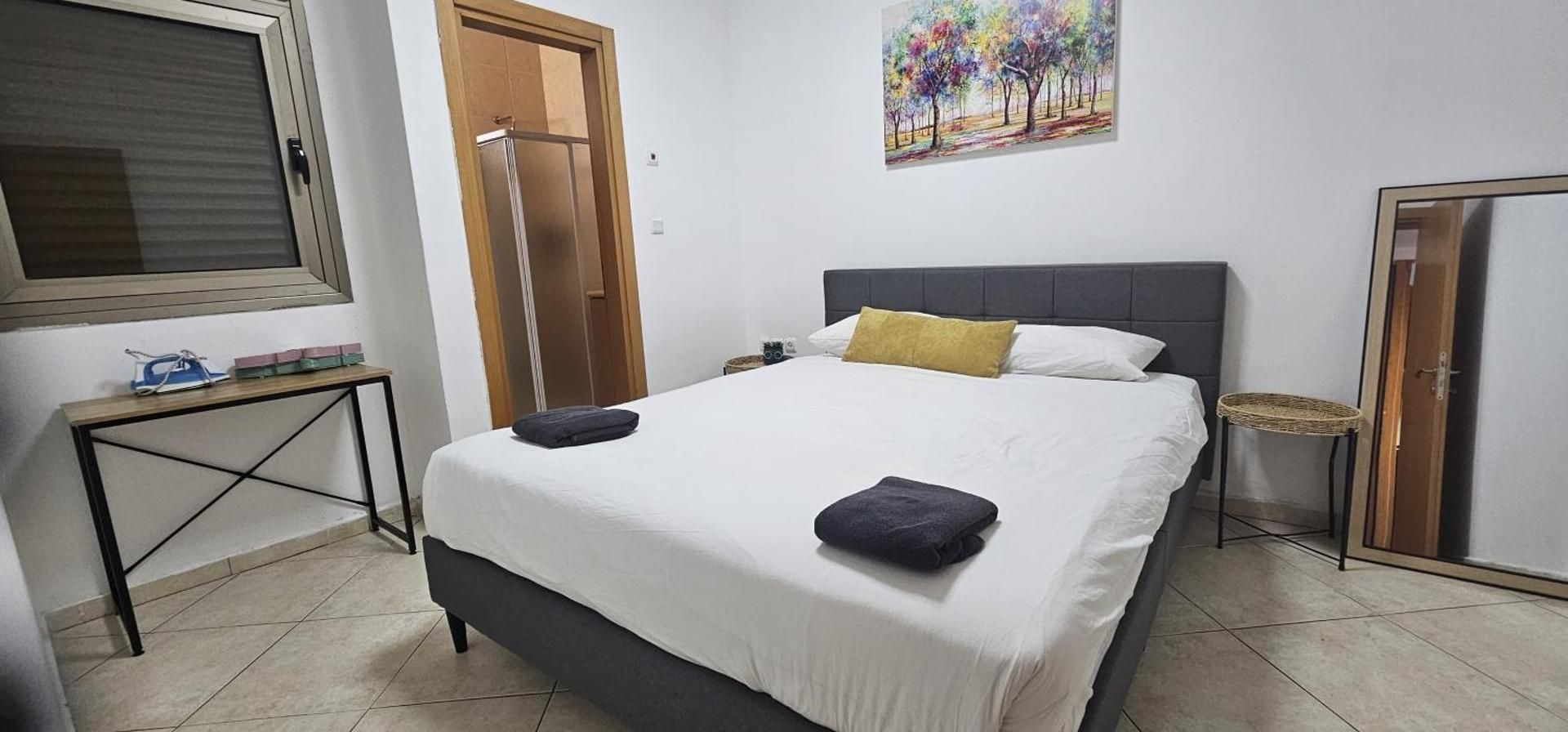 Two-Bedroom Apartment with Private Garden and Jacuzzi - Shoham 34