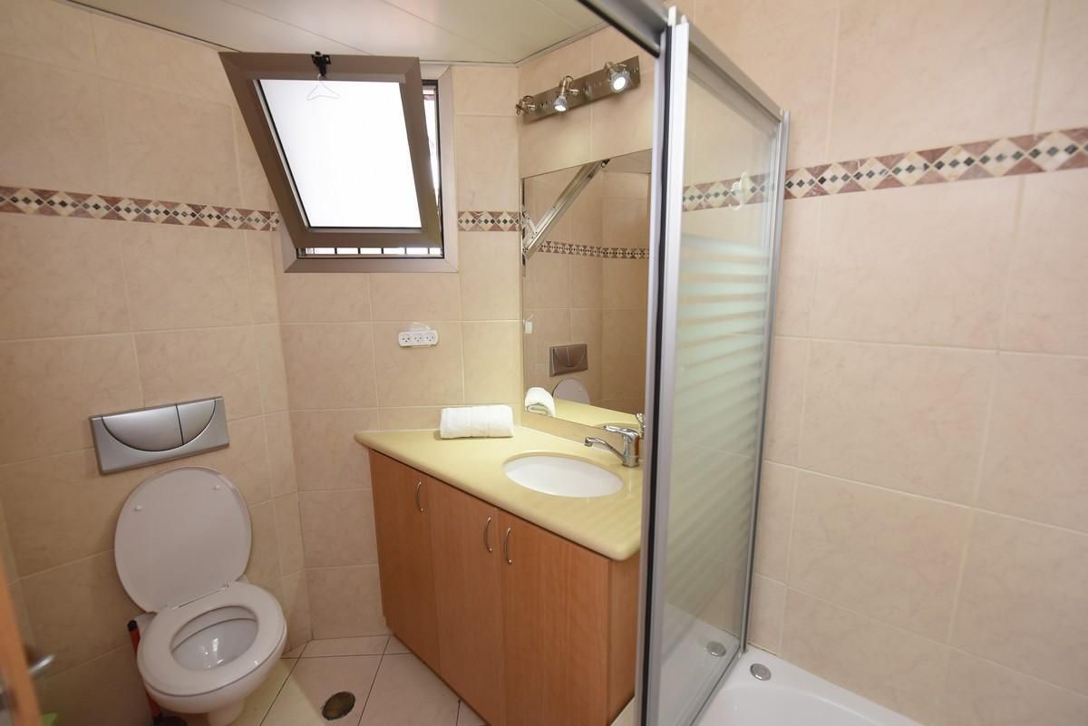 Two-Bedroom Apartment with Private Garden and Jacuzzi - Shoham 34