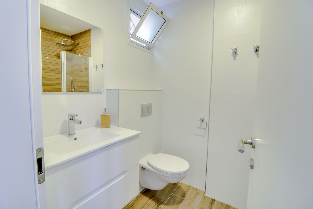 Carmel Boutique Studio, Balcony 7