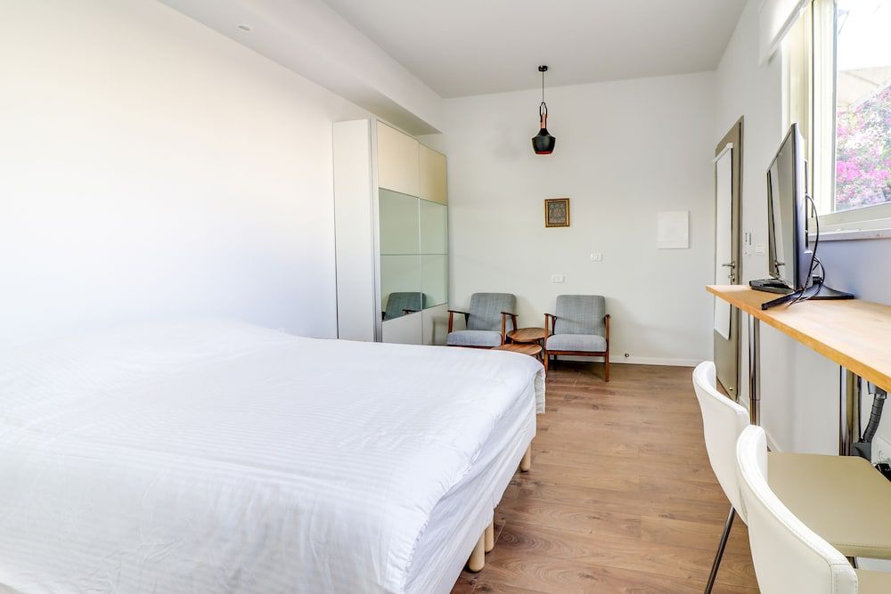 Carmel Boutique Studio, Balcony 2