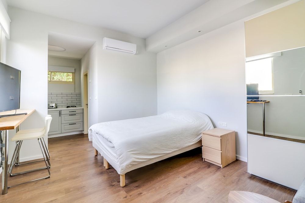 Carmel Boutique Studio, Balcony