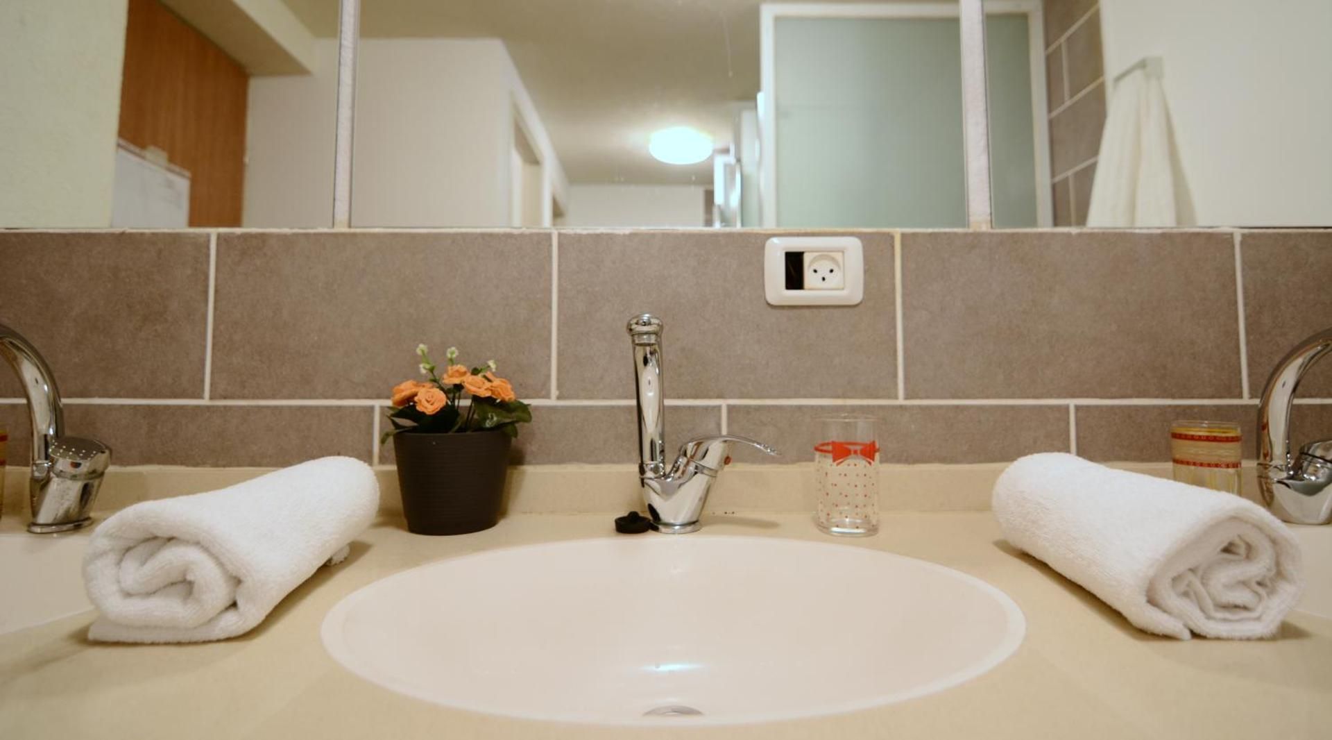 Al Yakhour Hostel Budget Double Room 2