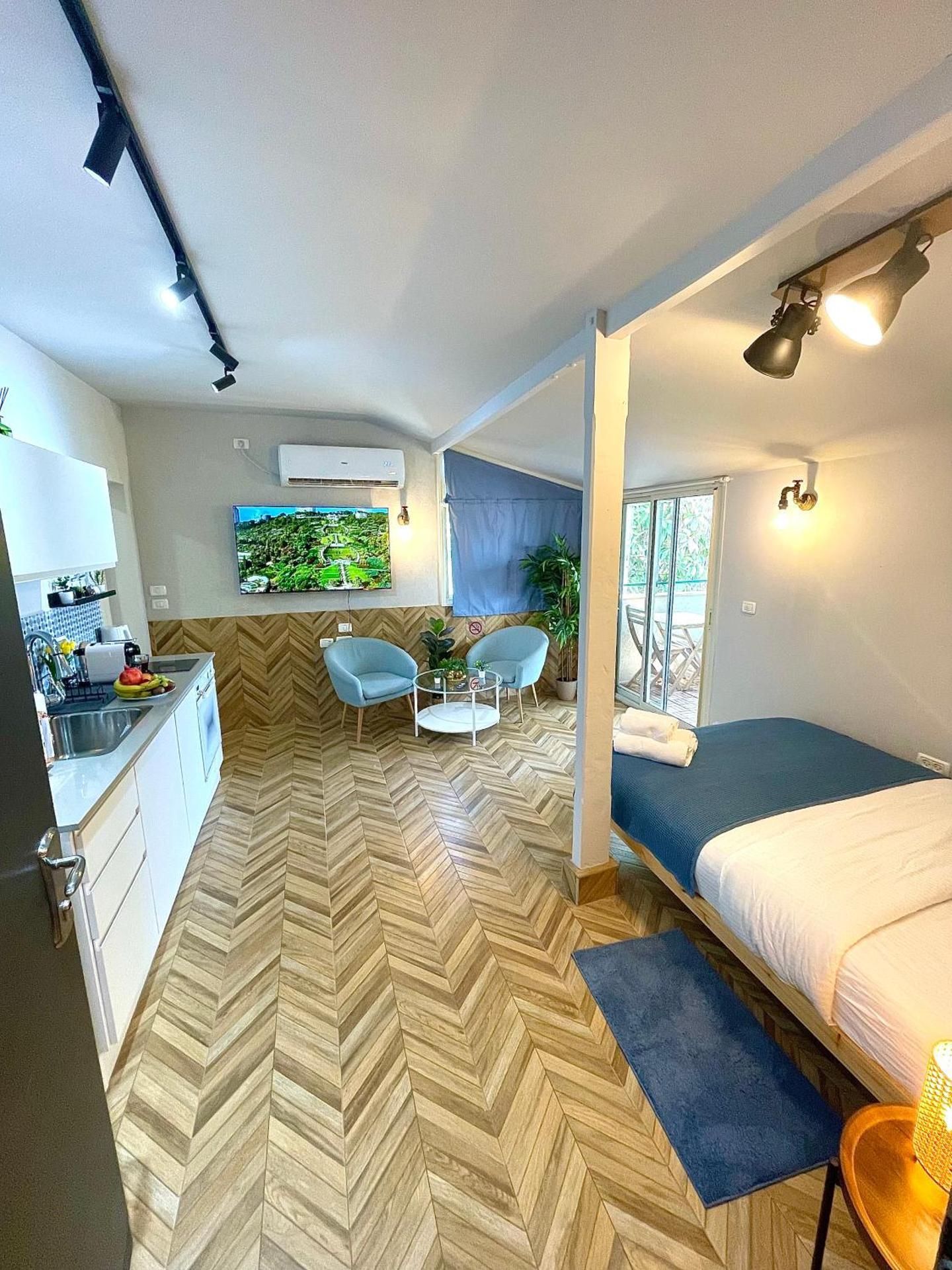 Authentic apartments with jacuzzi and Two-level central Haifa One-Bedroom Apartment 2