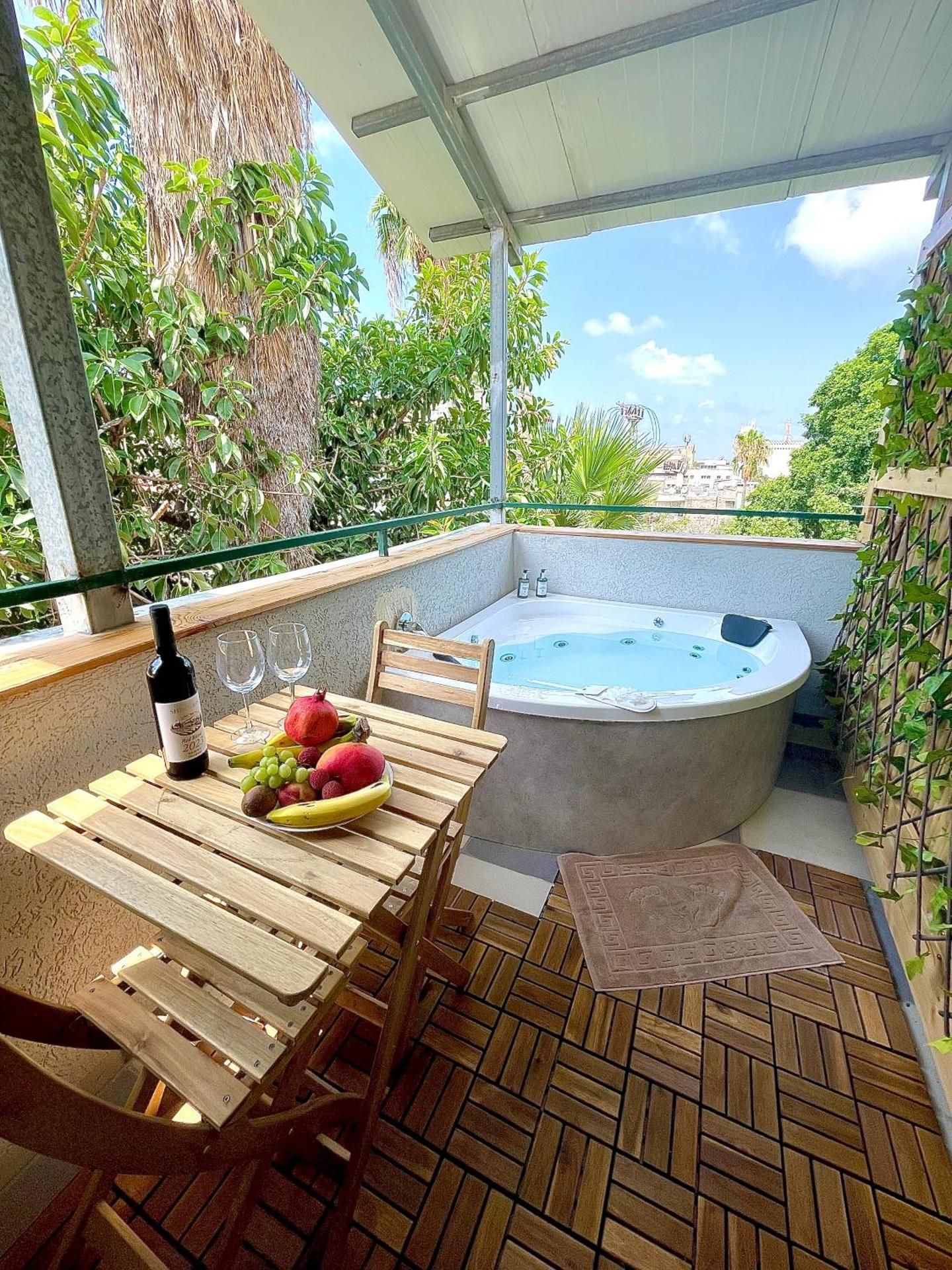 Authentic apartments with jacuzzi and Two-level central Haifa One-Bedroom Apartment