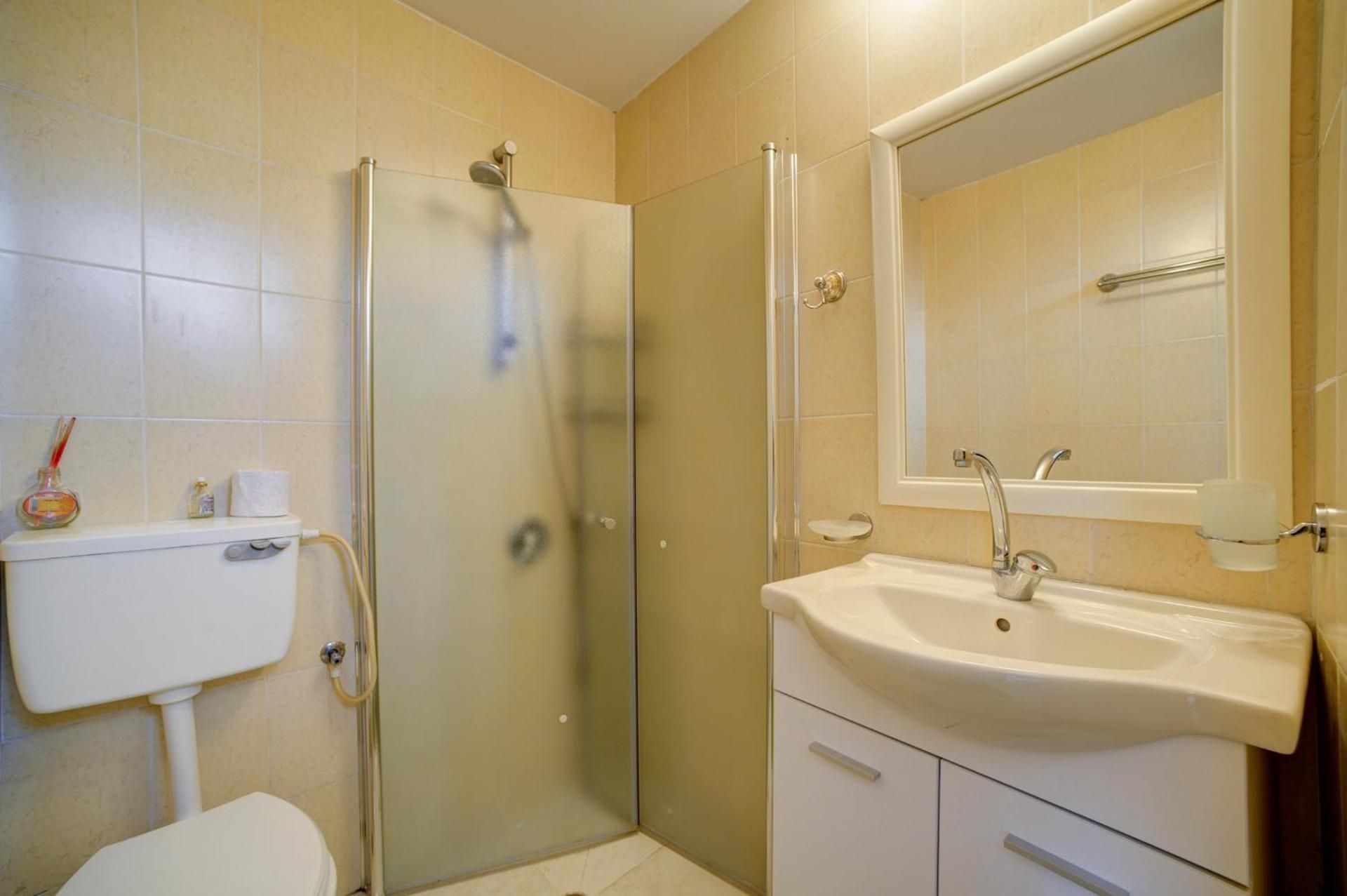 One-Bedroom Apartment with Garden South - 28 Hakovshim Street