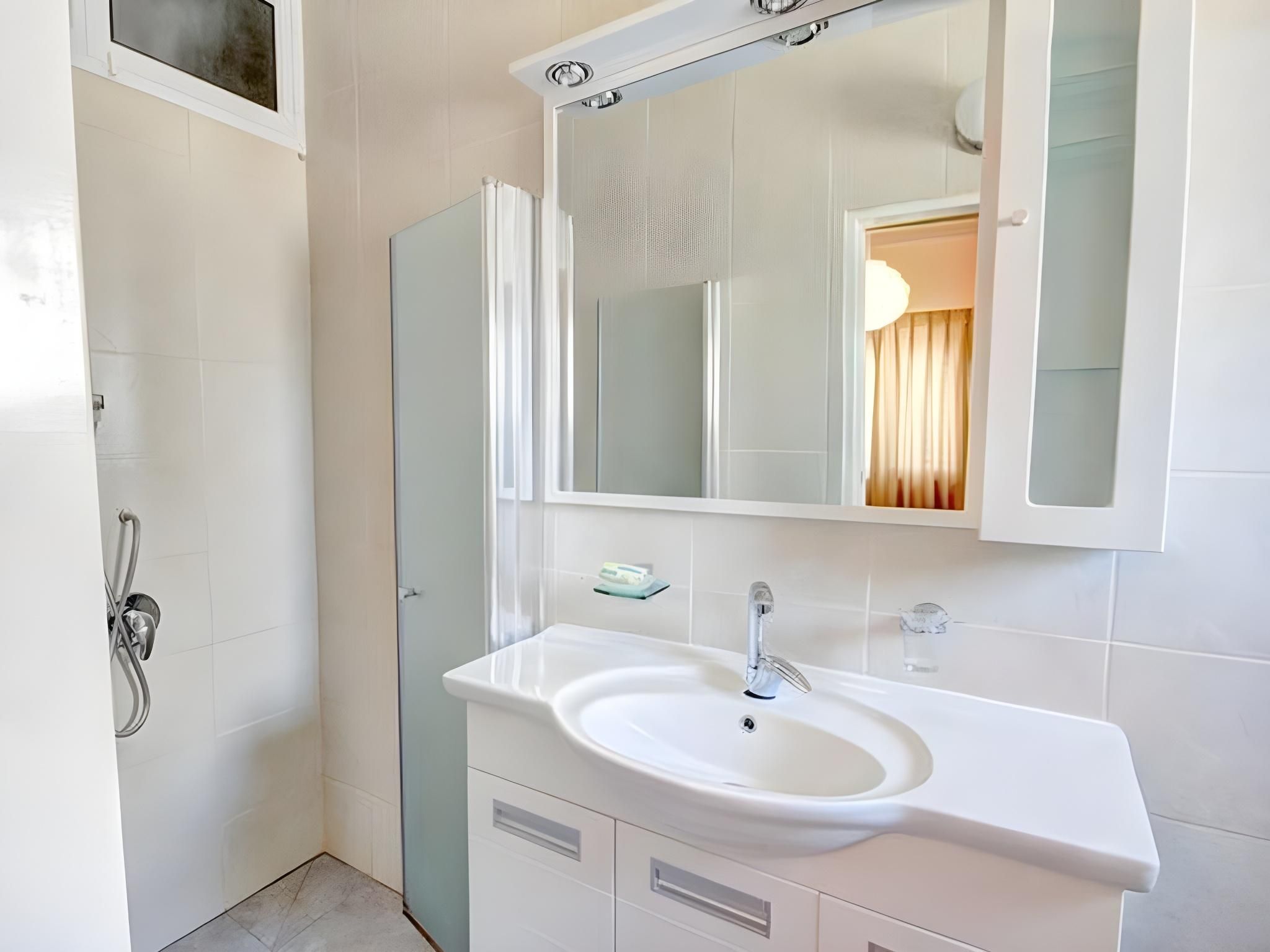 1-Bedroom Superior Apartment Ezra Hasofer 9