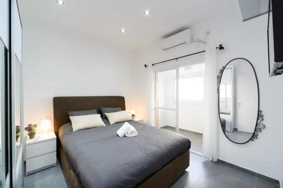 Executive Two-Bedroom Apartment - Hayarkon 67 Street