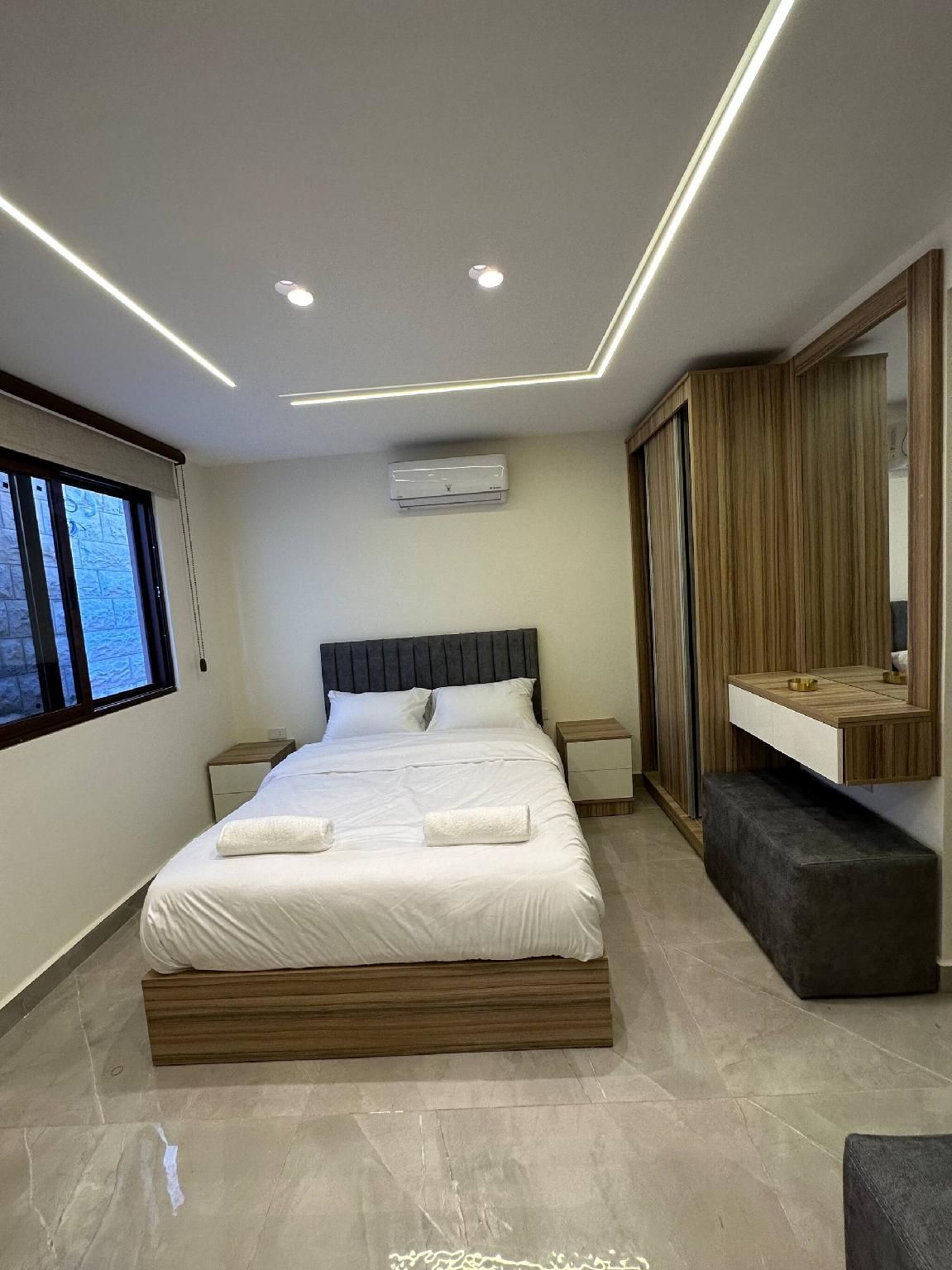 apartment - entire house or apartment
