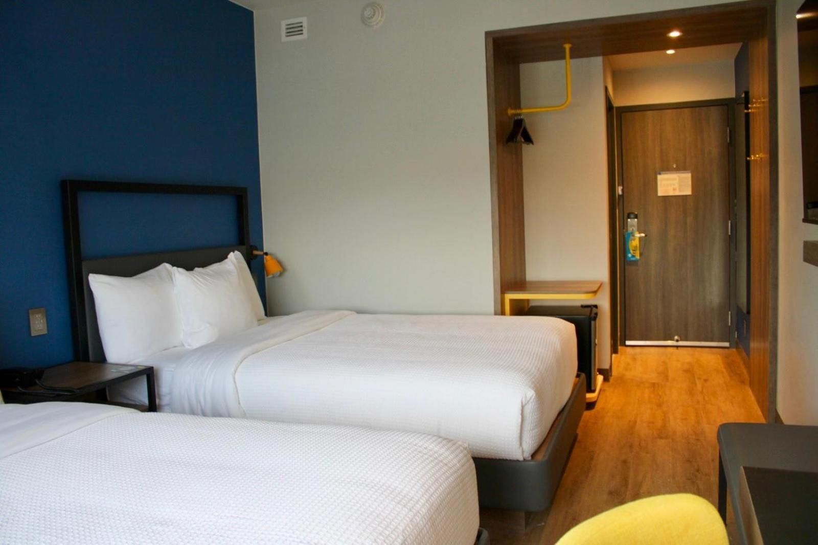 2 Full Beds W/Walk In Shower