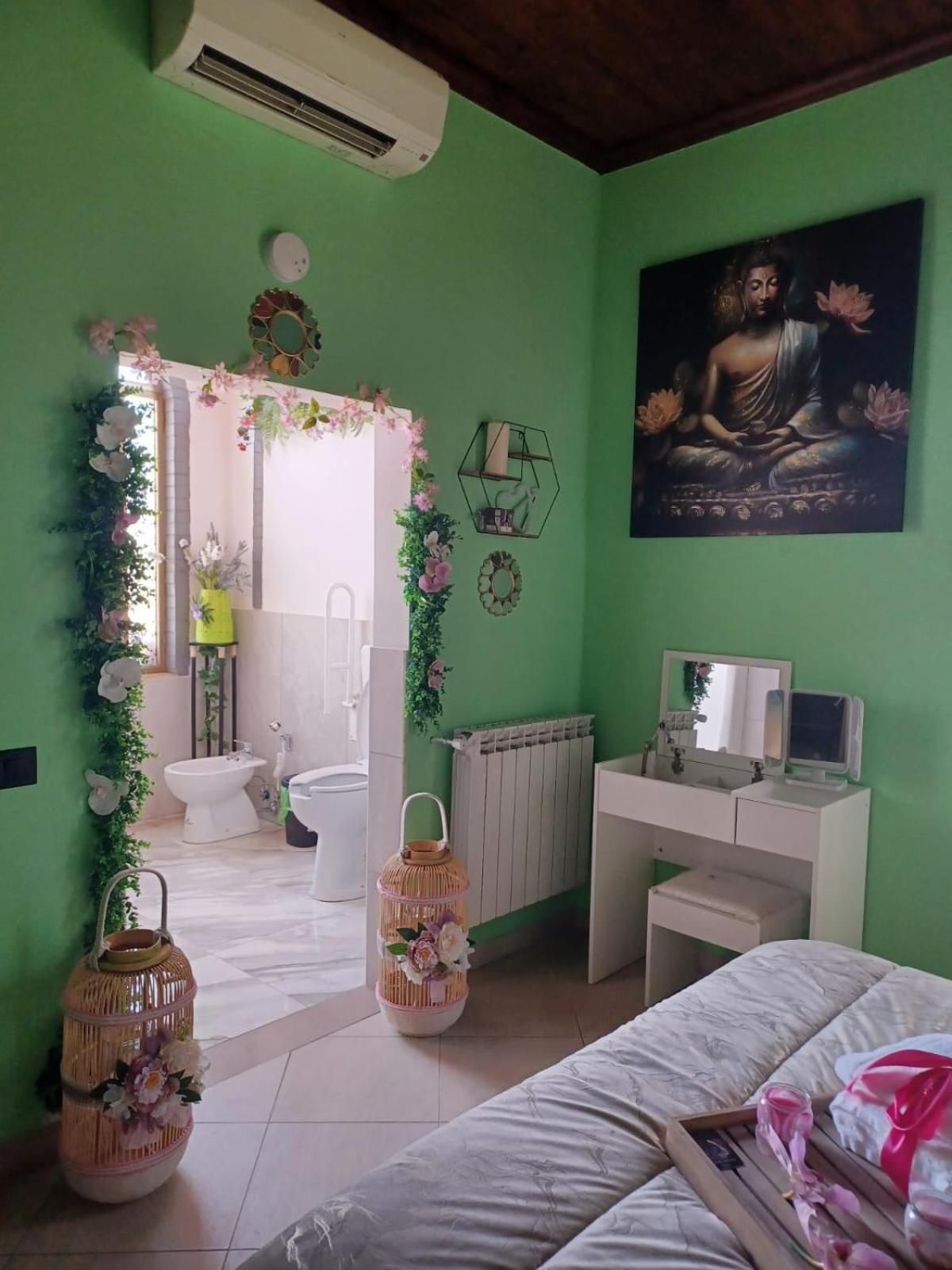 King Room with Roll-In Shower - Disability Access
