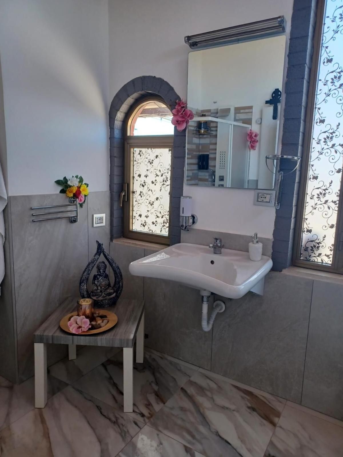 King Room with Roll-In Shower - Disability Access