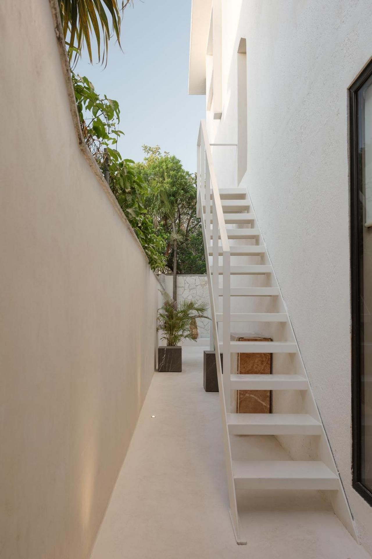 Aesthetic Design Suite Aire with Pool
