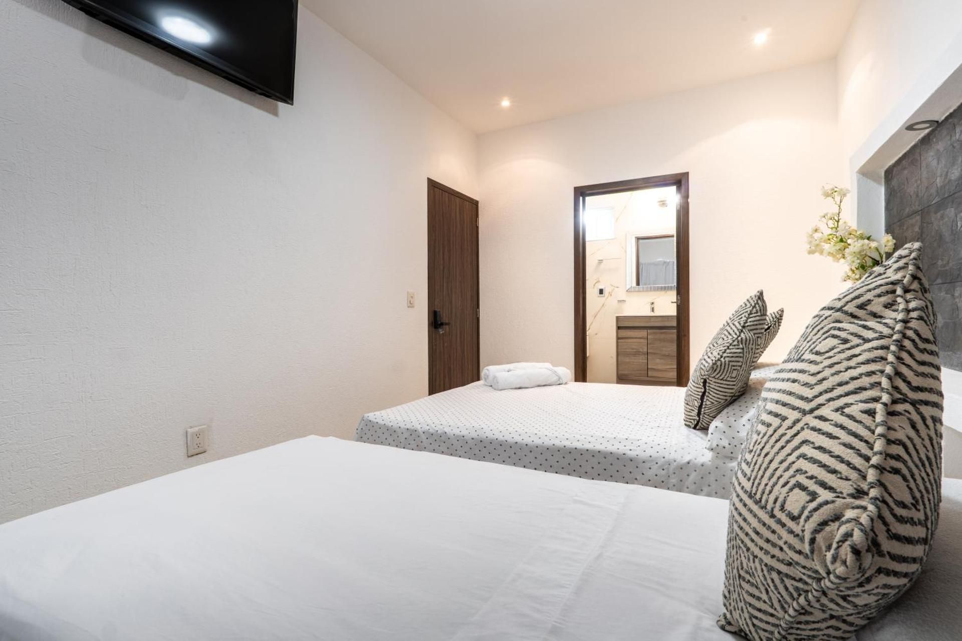 Villas Acapulco Punta Diamante Triple Room with Private Bathroom 2