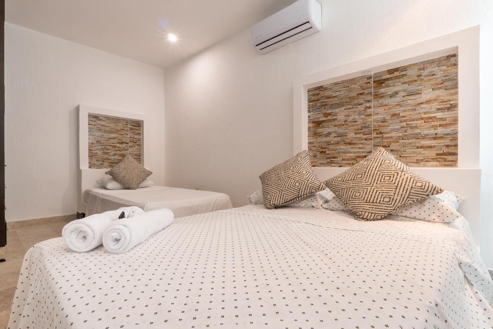 Villas Acapulco Punta Diamante Triple Room with Shared Bathroom 2