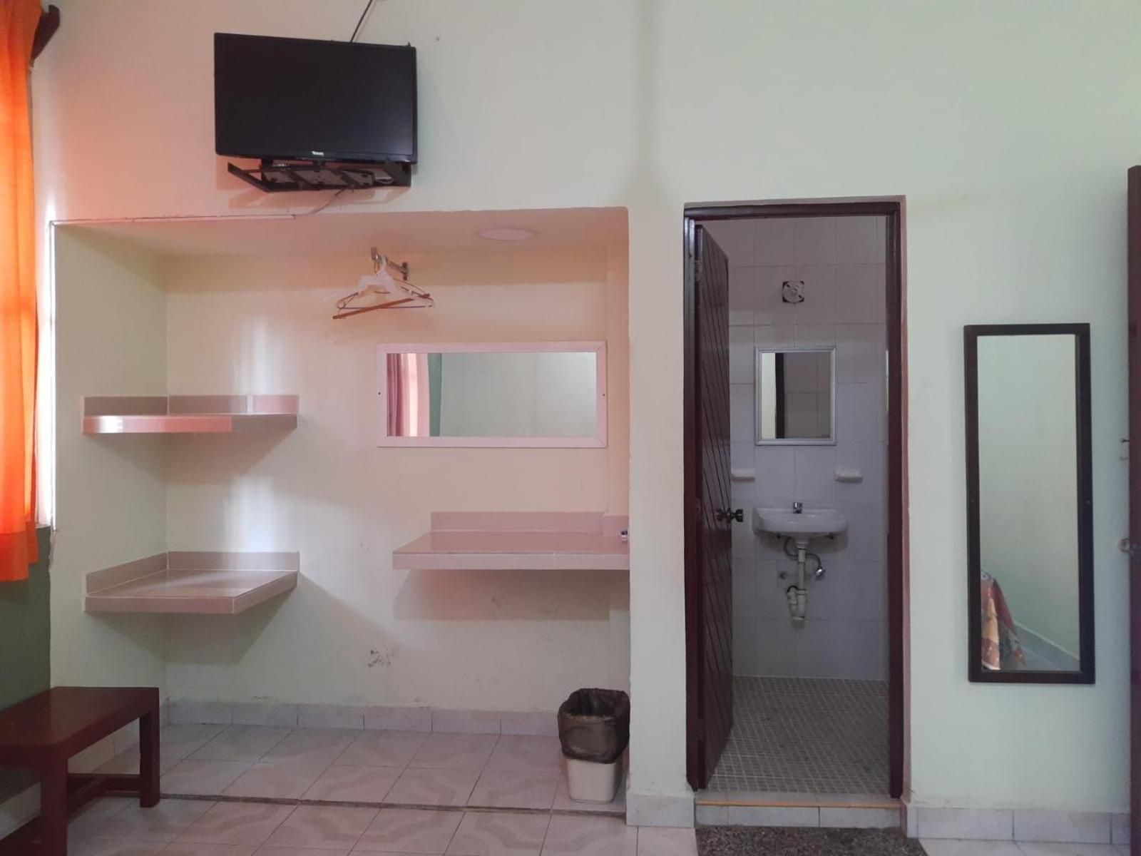 Hotel Avenida Triple Room 2