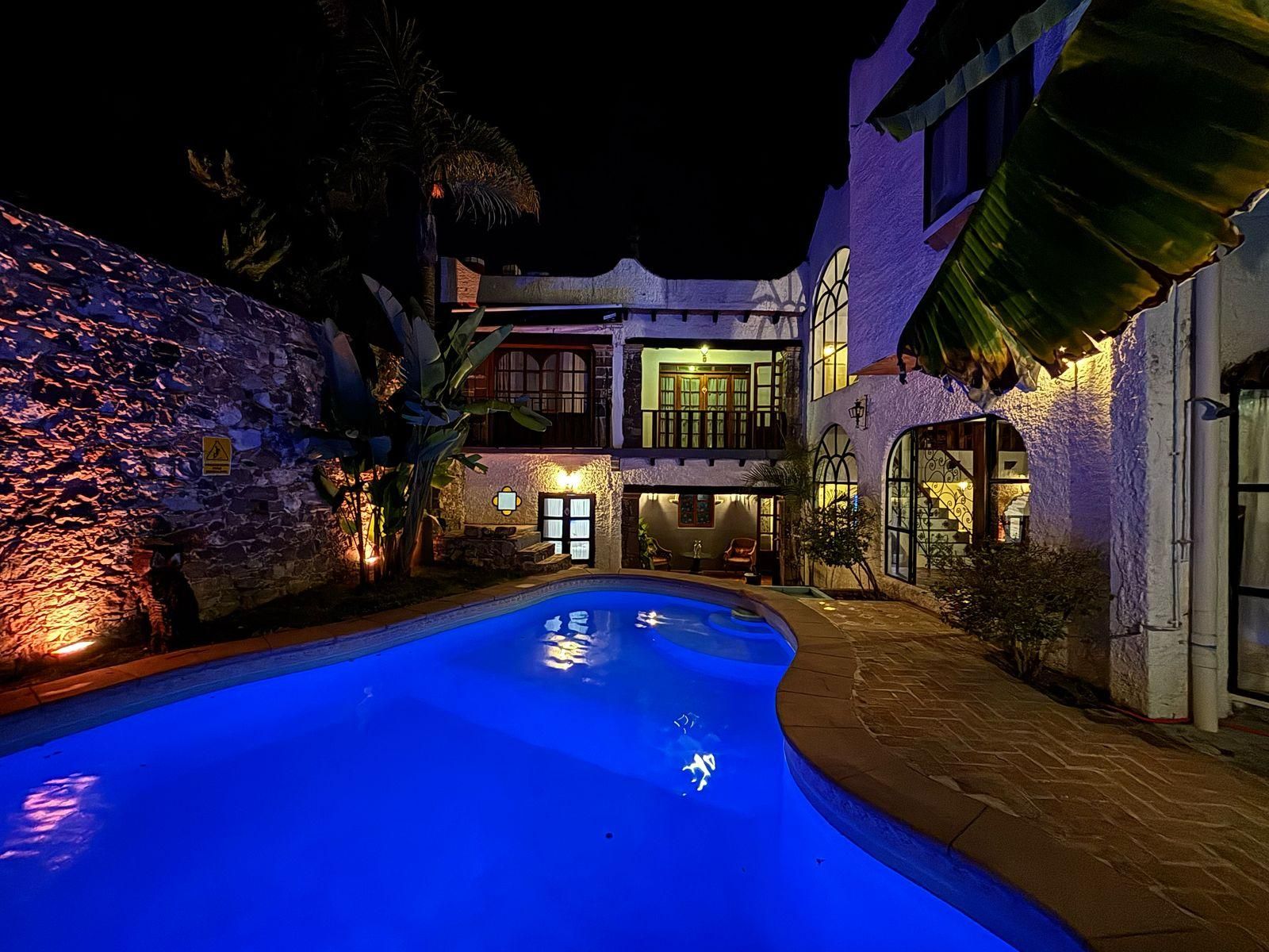 swimming pool [outdoor]