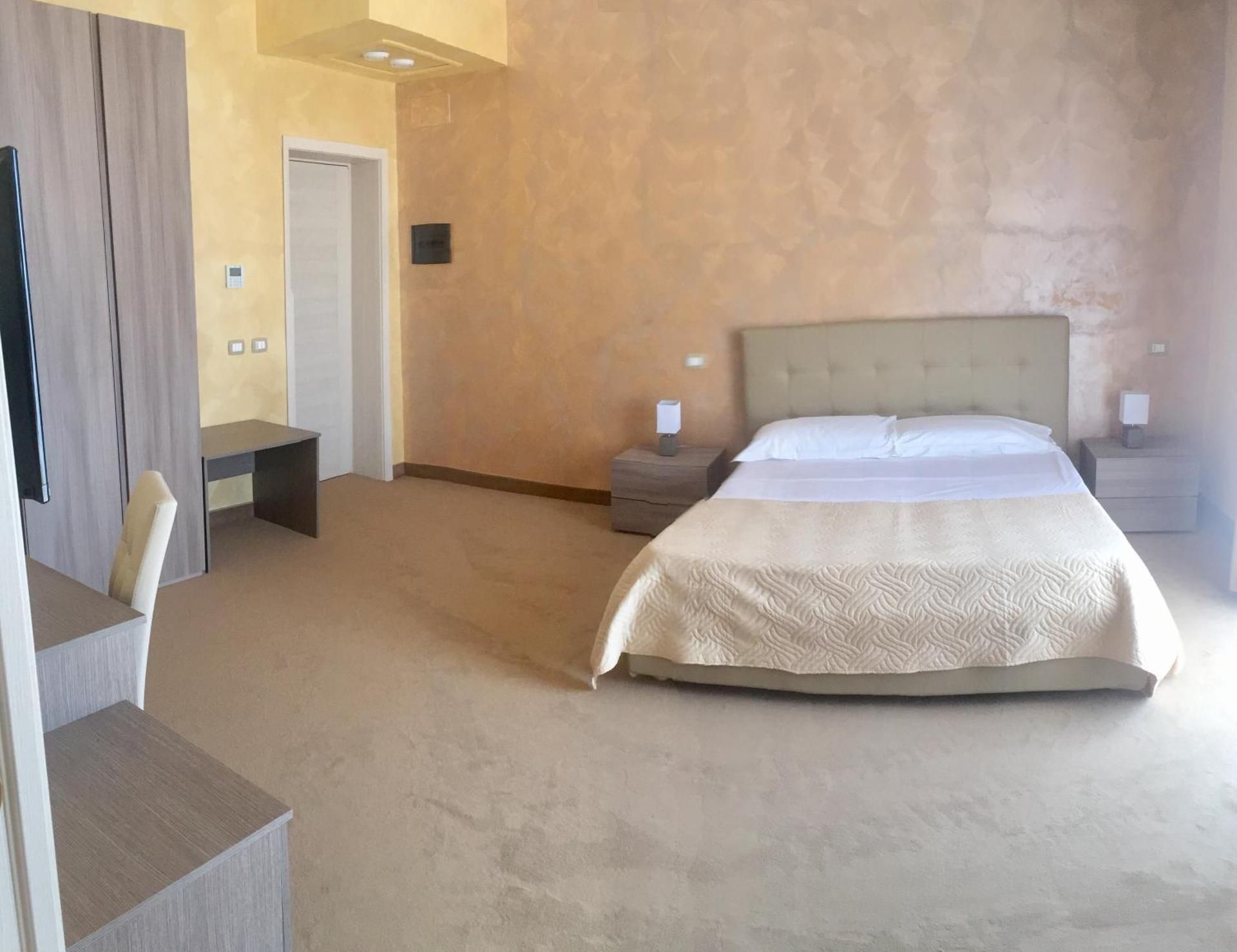 Deluxe Double Room with Side Sea View