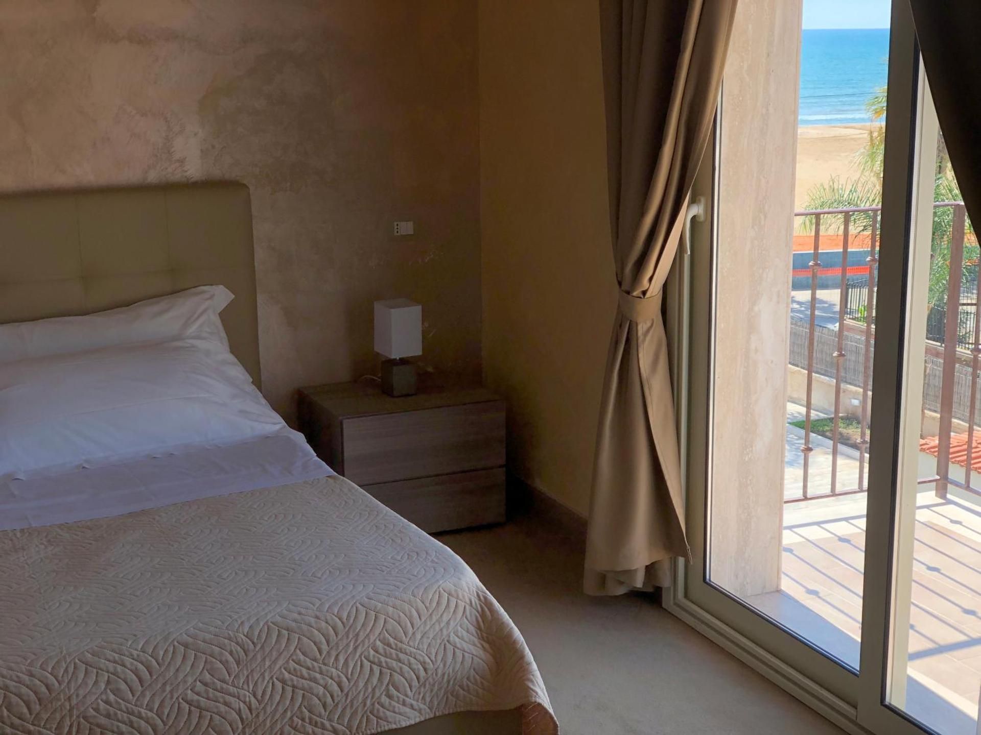 Deluxe Double Room with Side Sea View