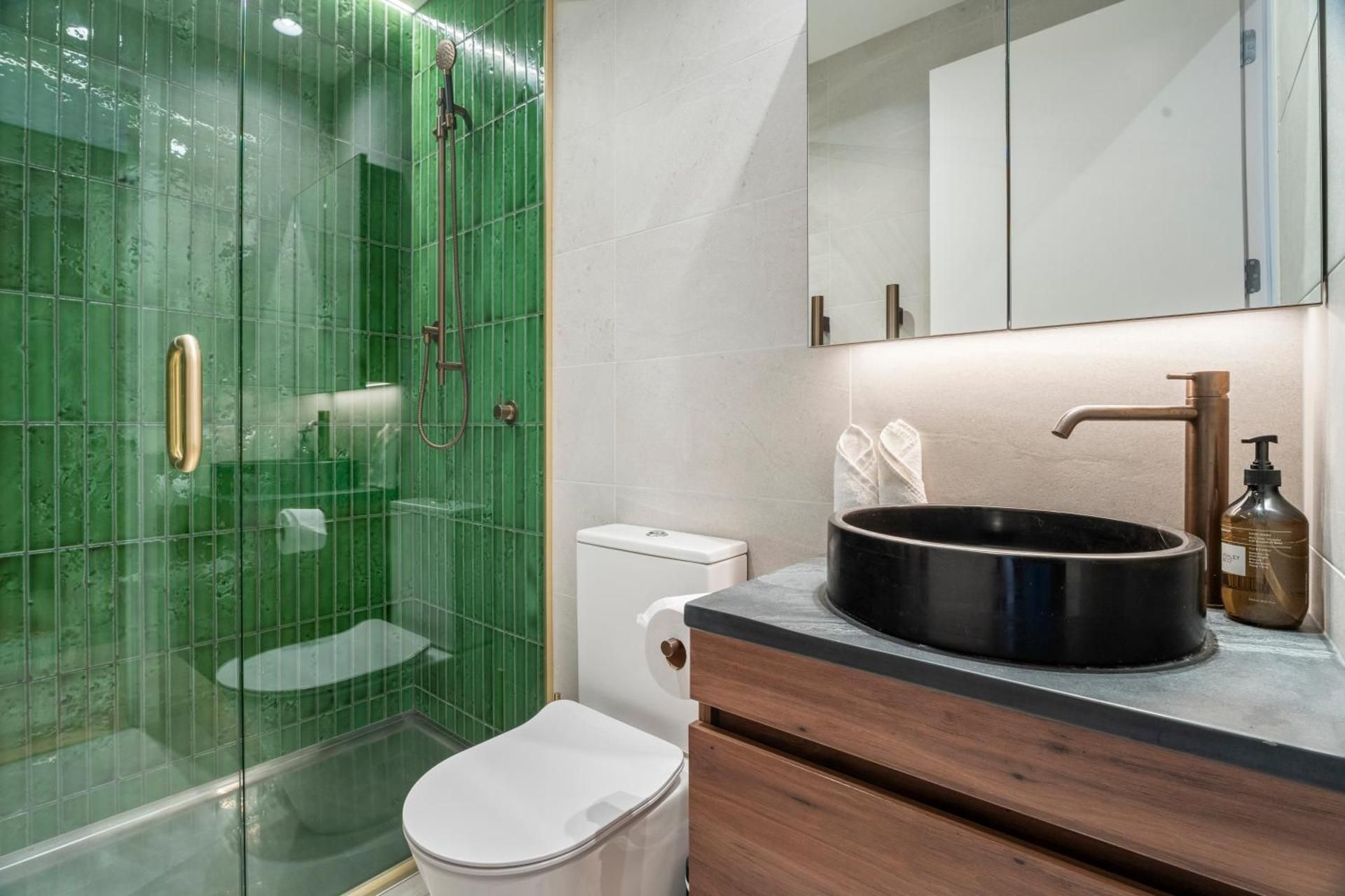 One Bedroom Open Plan Apartment with Parking