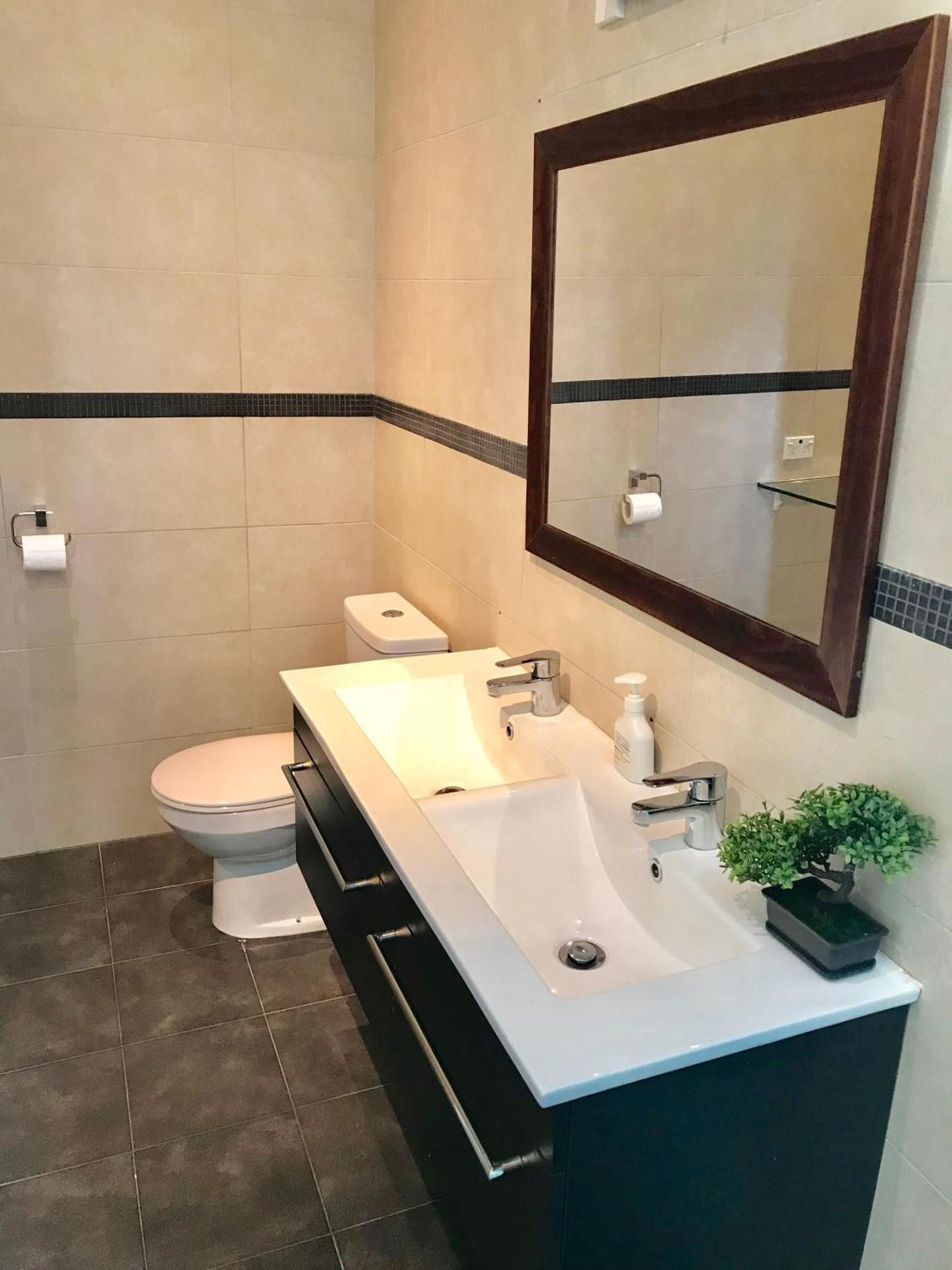 Closeburn LakeView House King Room with Lake View 3