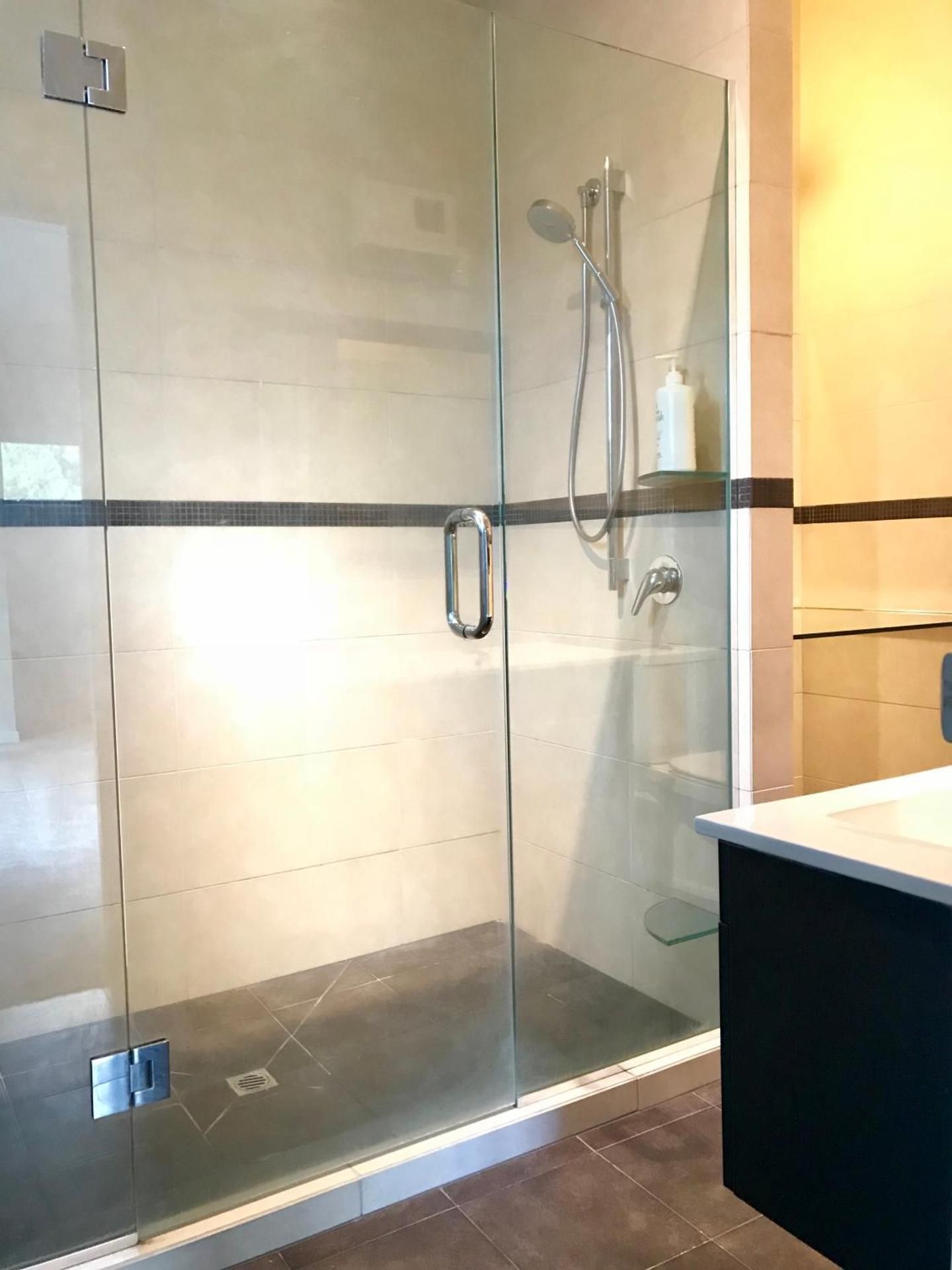 Closeburn LakeView House King Room with Lake View 2