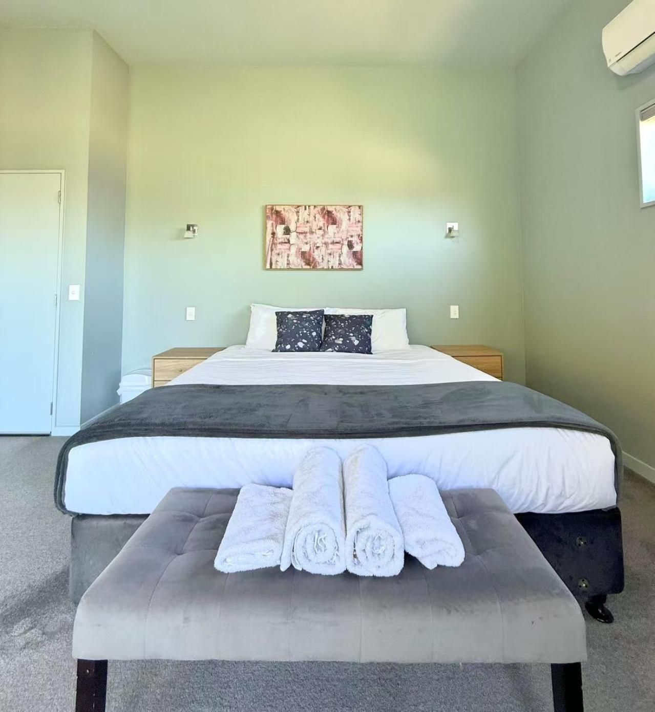 Closeburn LakeView House King Room with Lake View