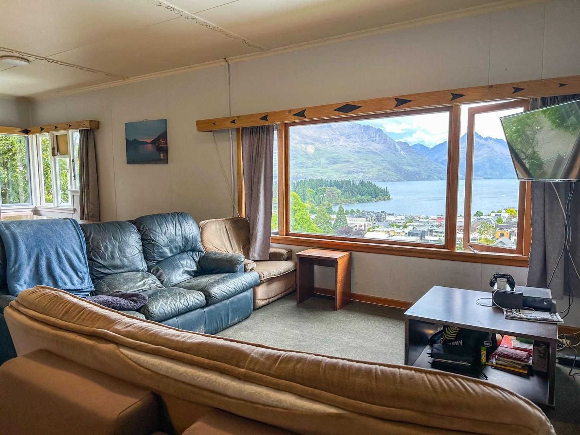 shared lounge/tv area