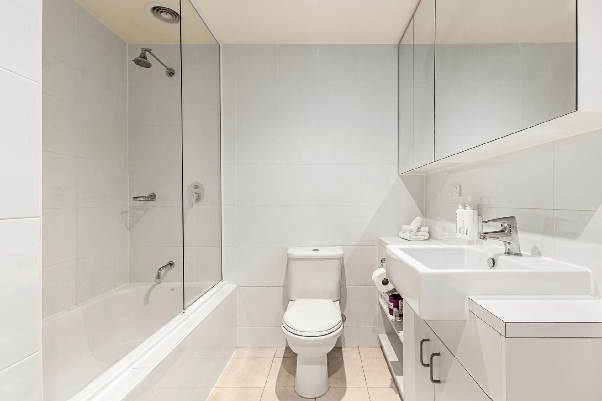 Nolo Apartments Lonsdale St One-Bedroom Apartment 2