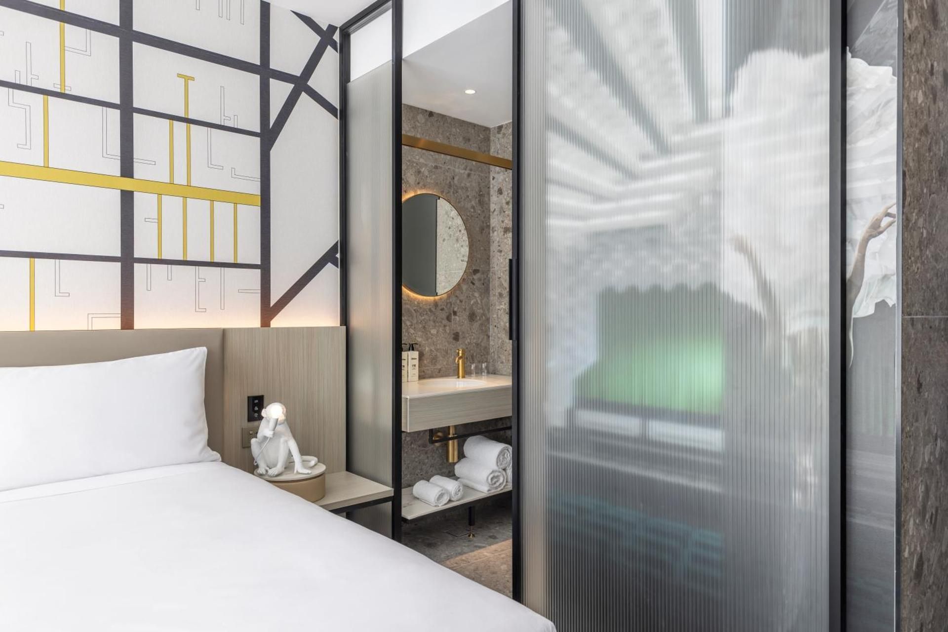 Standard King Room with City View