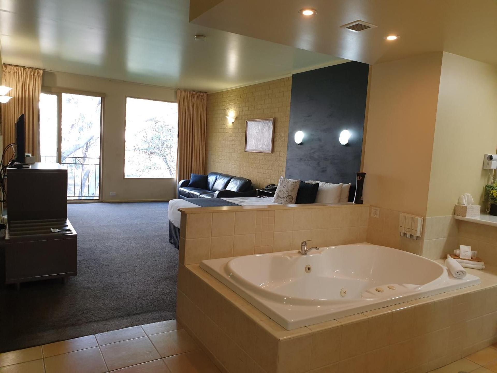 Comfort Queen Room with Spa Bath