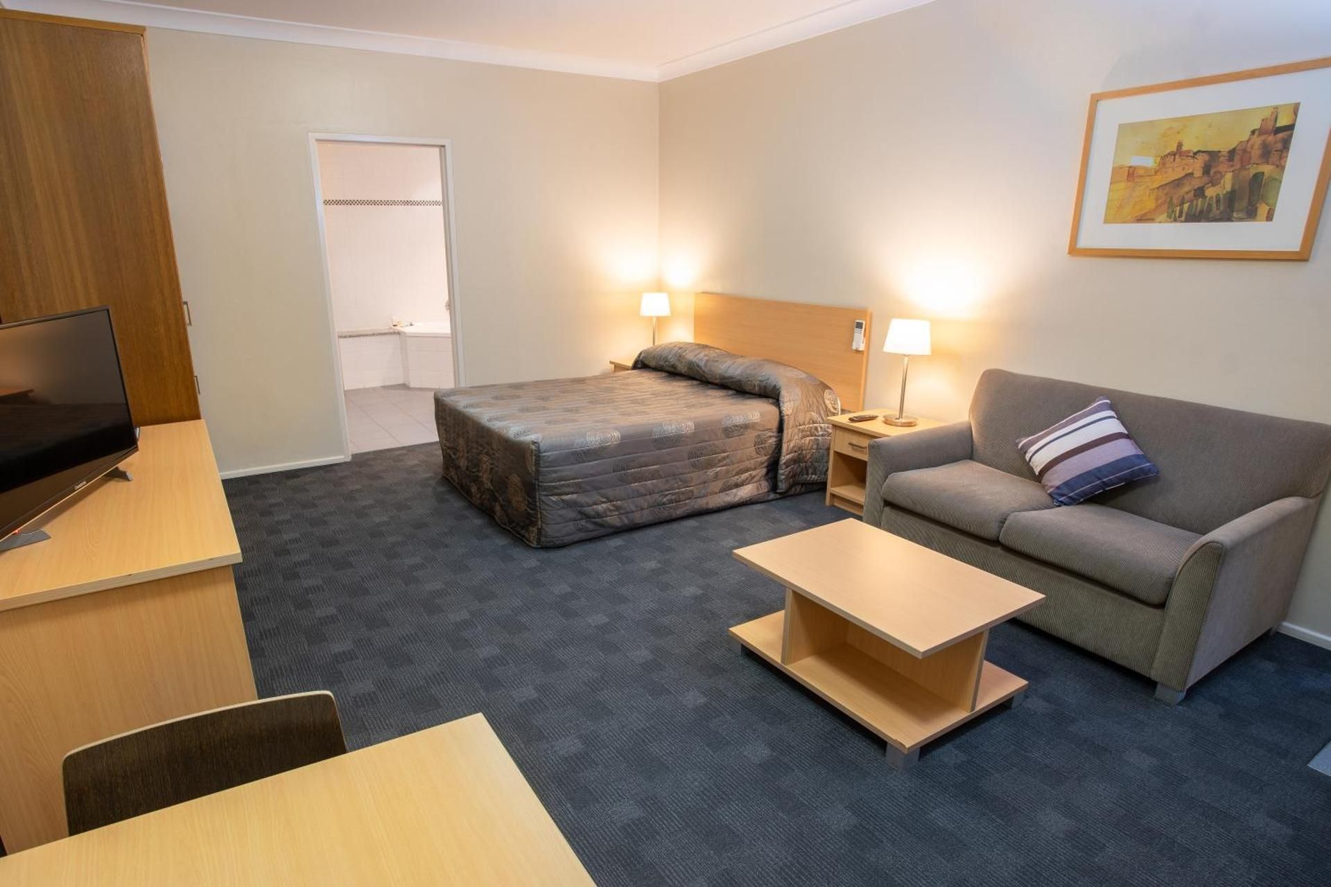 Crown Hotel Motel Deluxe Suite with Spa Bath