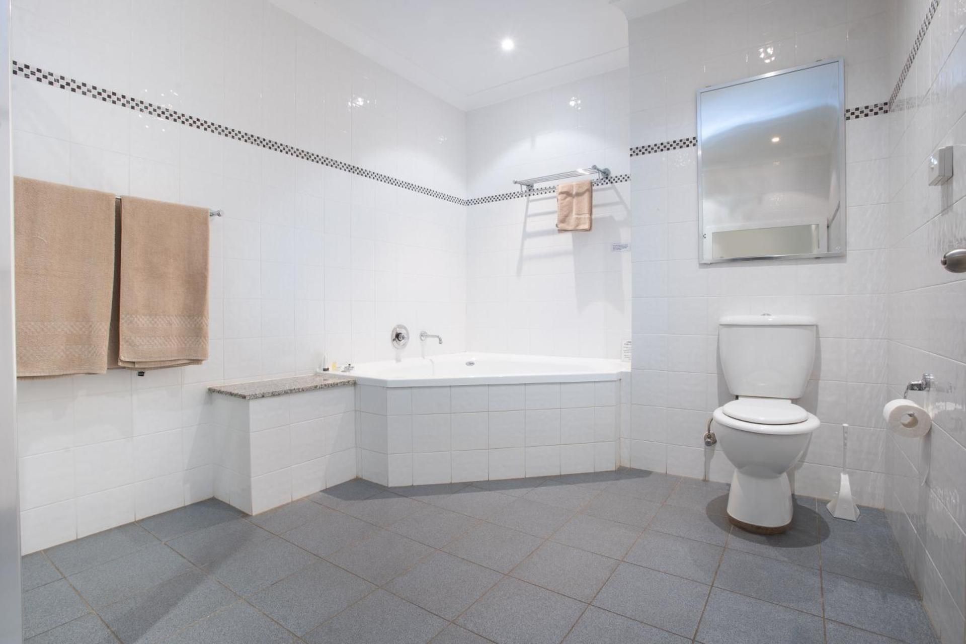 Crown Hotel Motel Deluxe Suite with Spa Bath 2