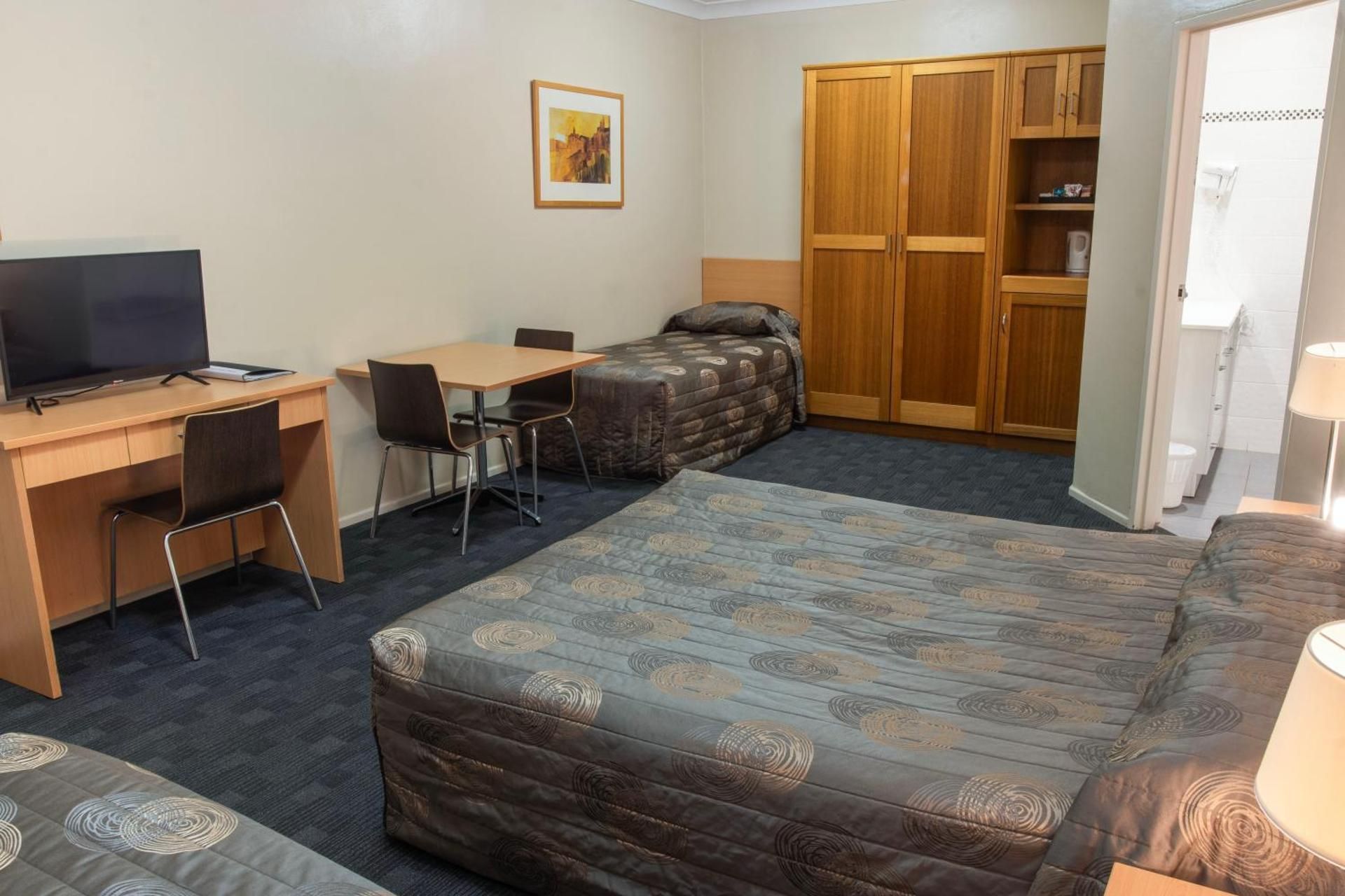 Crown Hotel Motel Triple Room 2