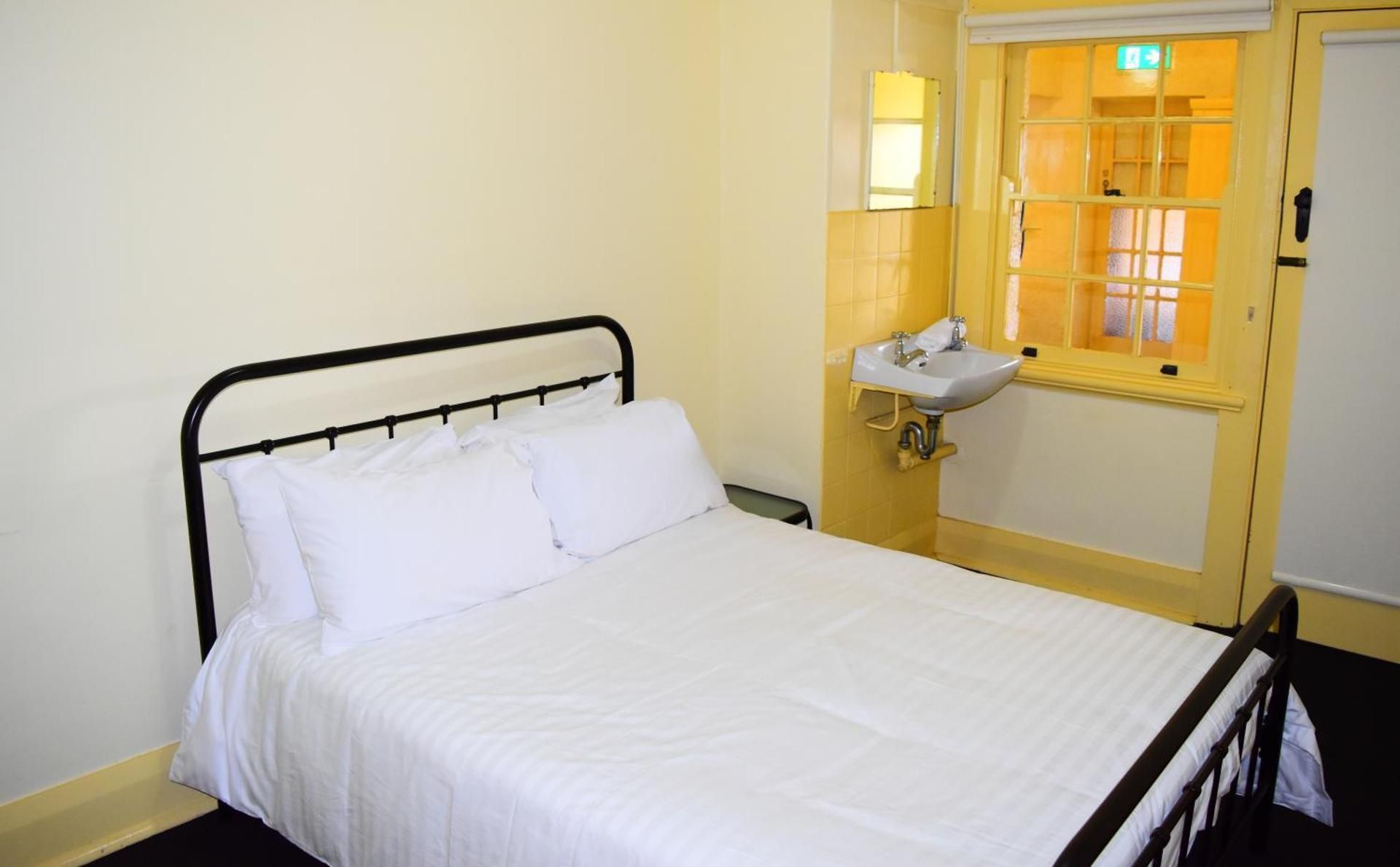 Grafton Hotel Double Room with Shared Bathroom