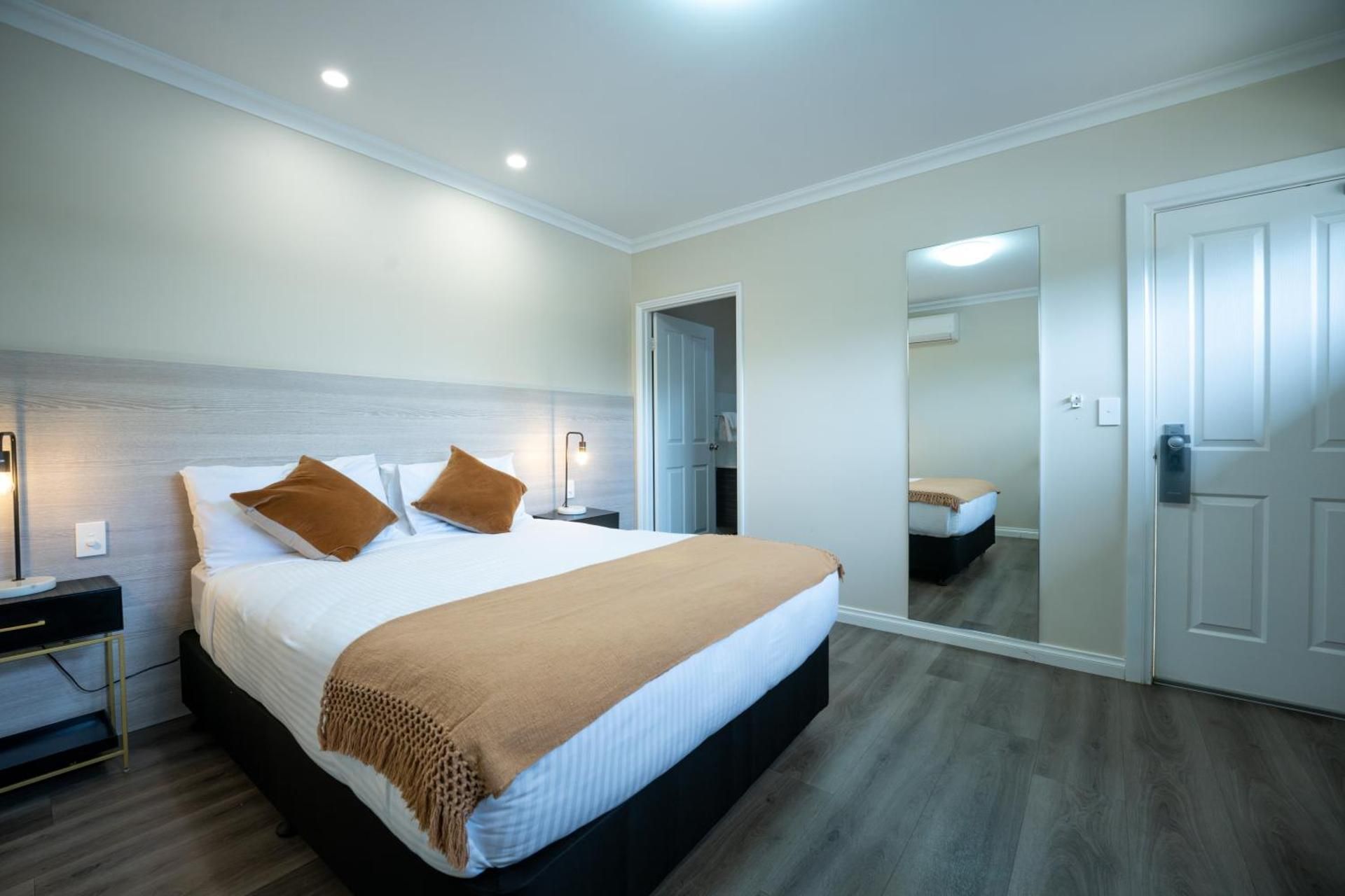 Deluxe Queen Suite