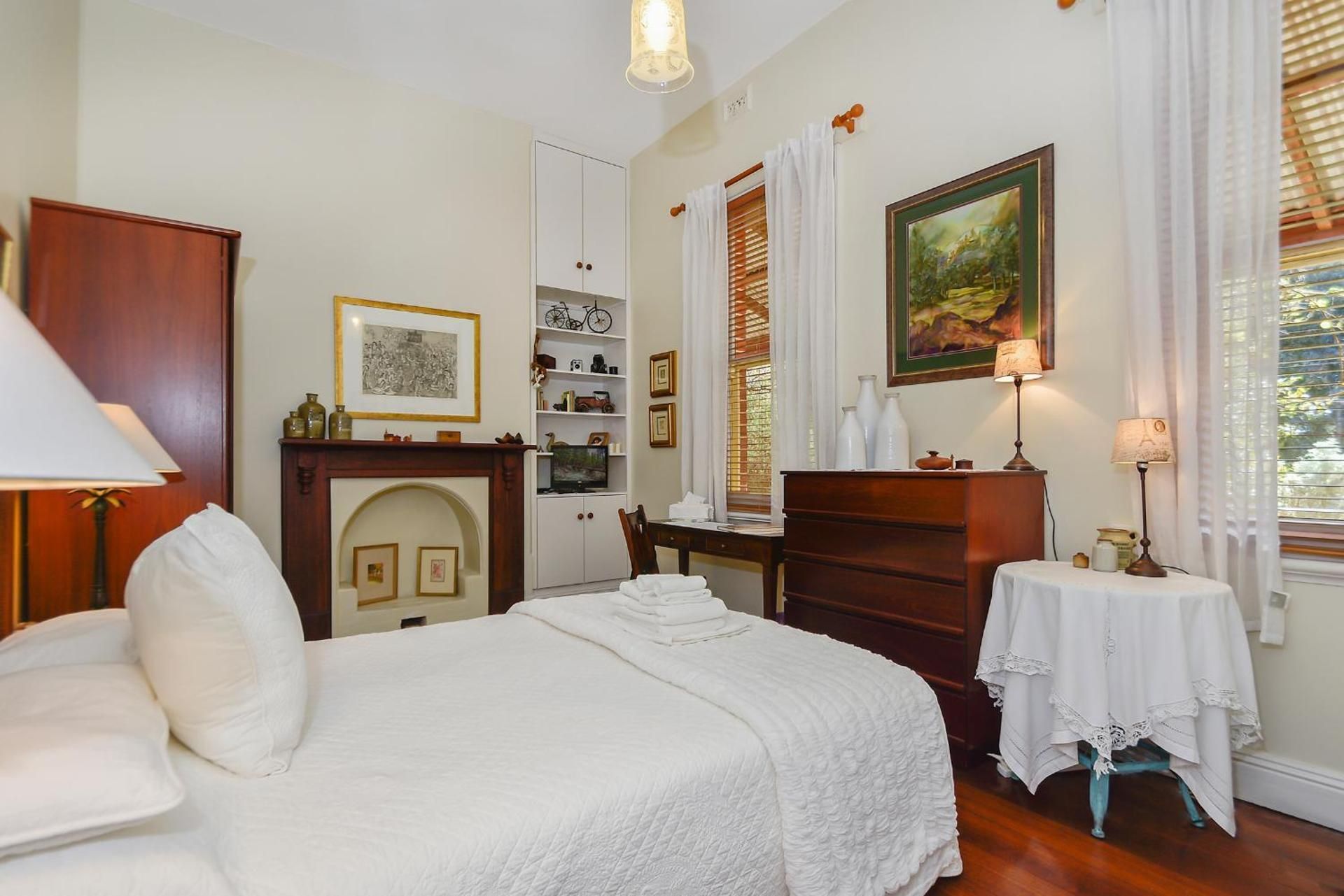 Jarrah Triple Room with Shared Bathroom
