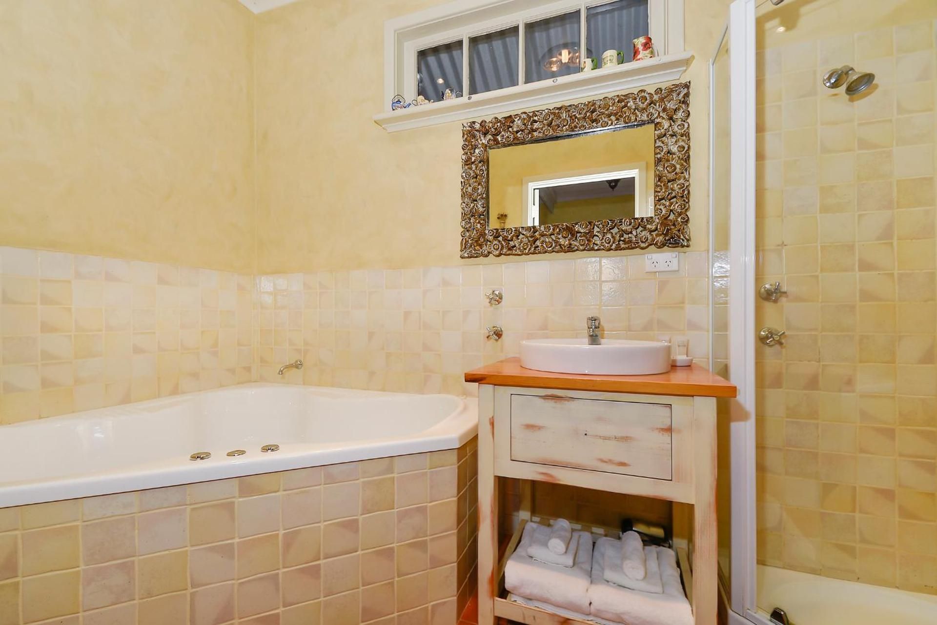 Lower Oddington Suite with Spa Bath