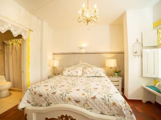 Posada del Angel Superior Queen Room 2