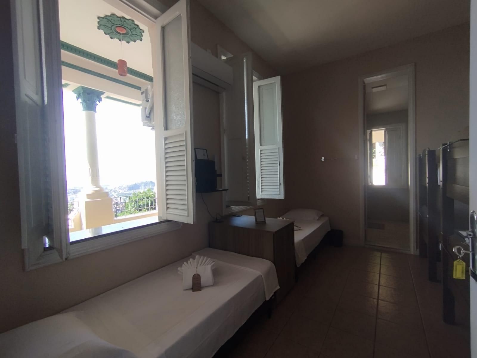 Shared Female Suite - 8 Beds