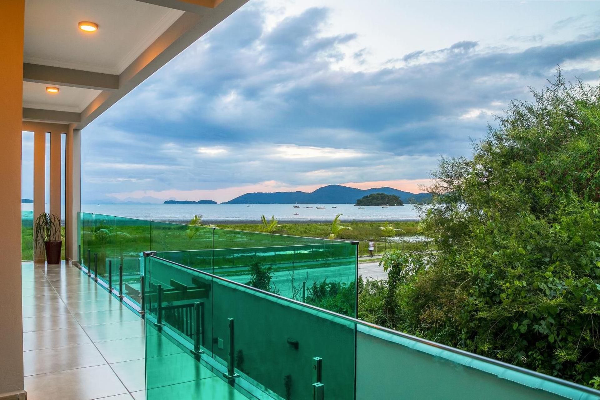 Apartment with Mountain View