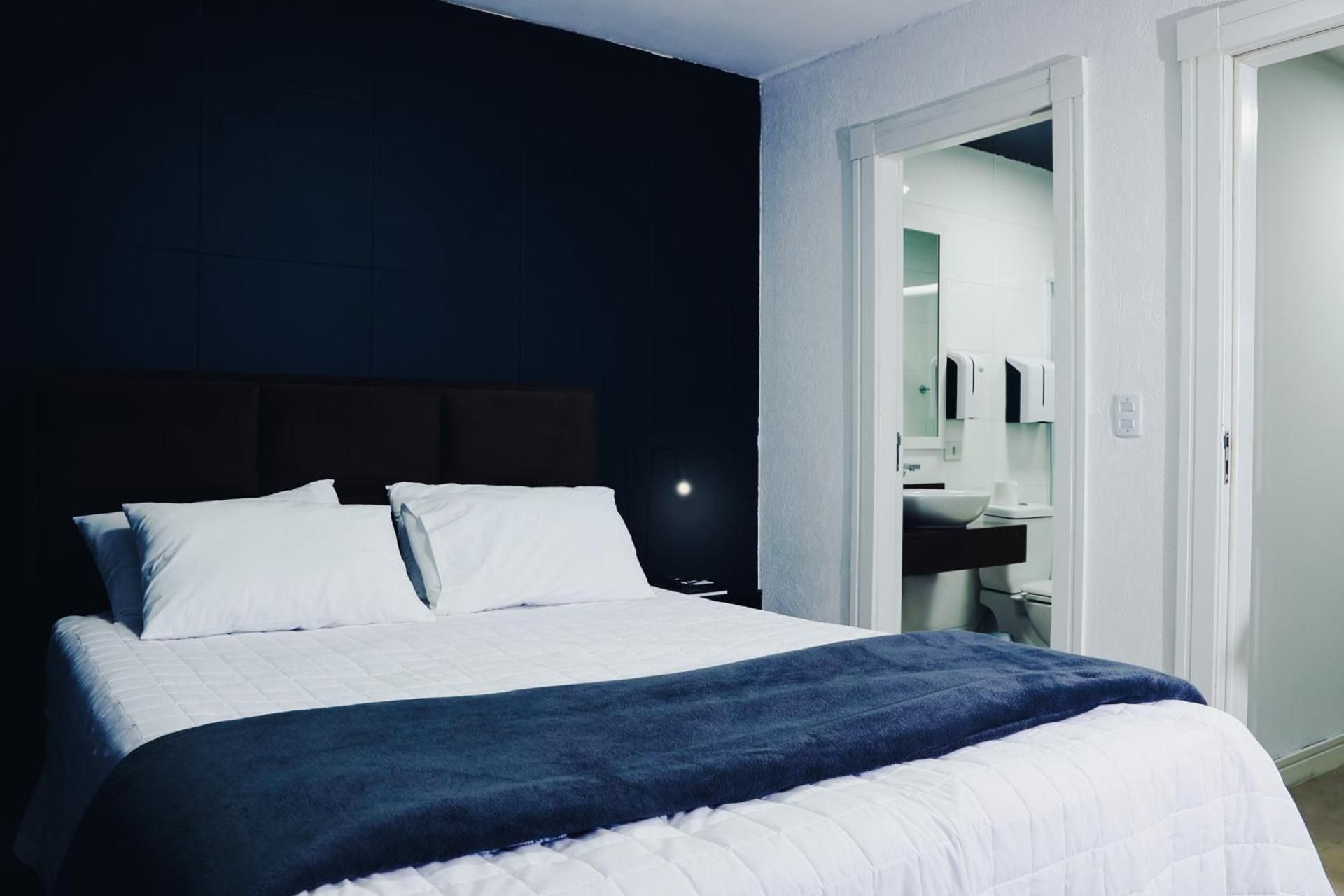 Deluxe Queen Suite