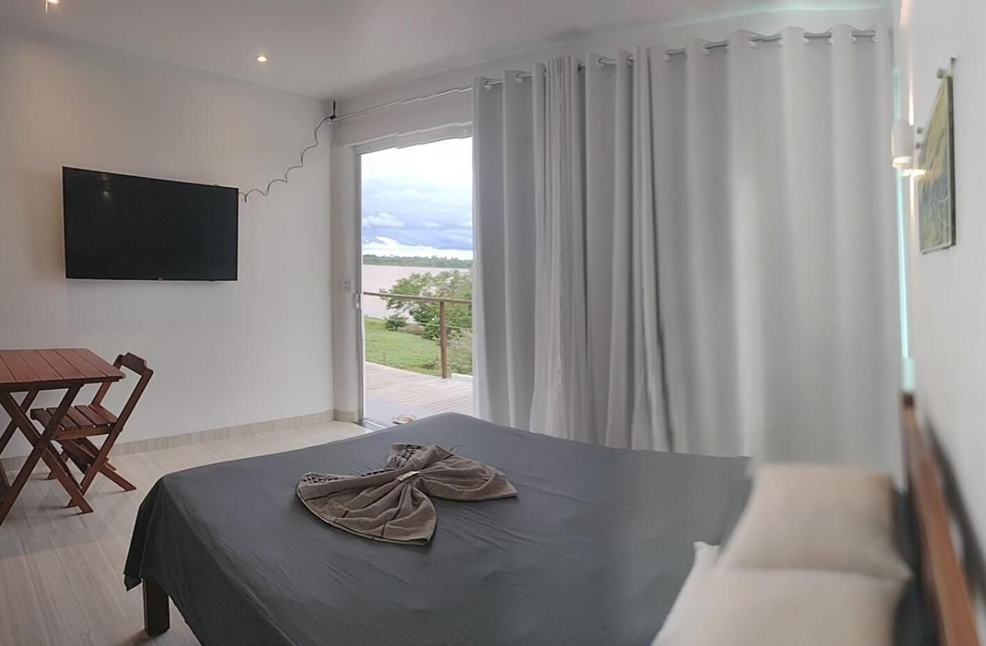 King Suite with Pool View