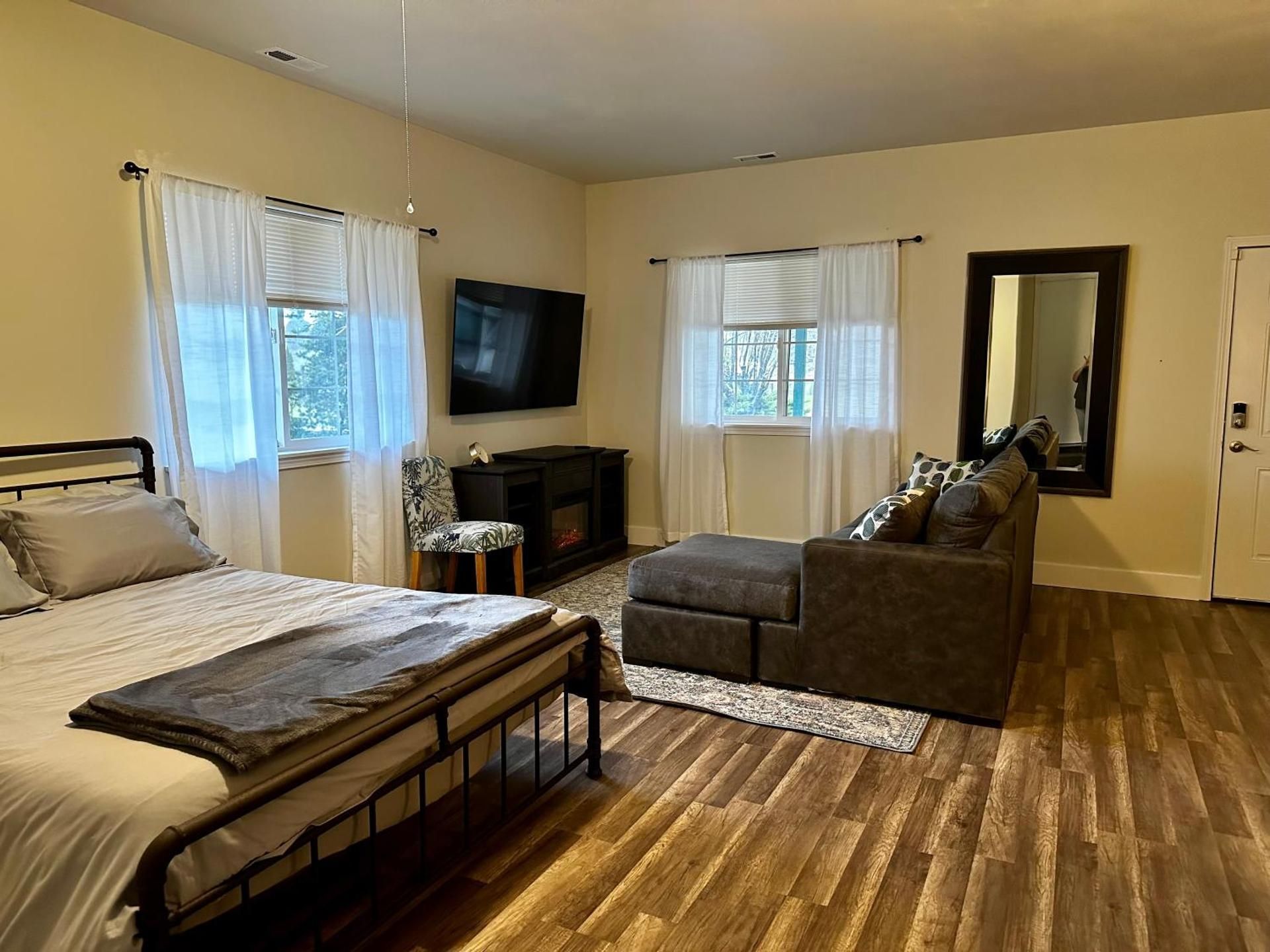Deluxe Queen Room