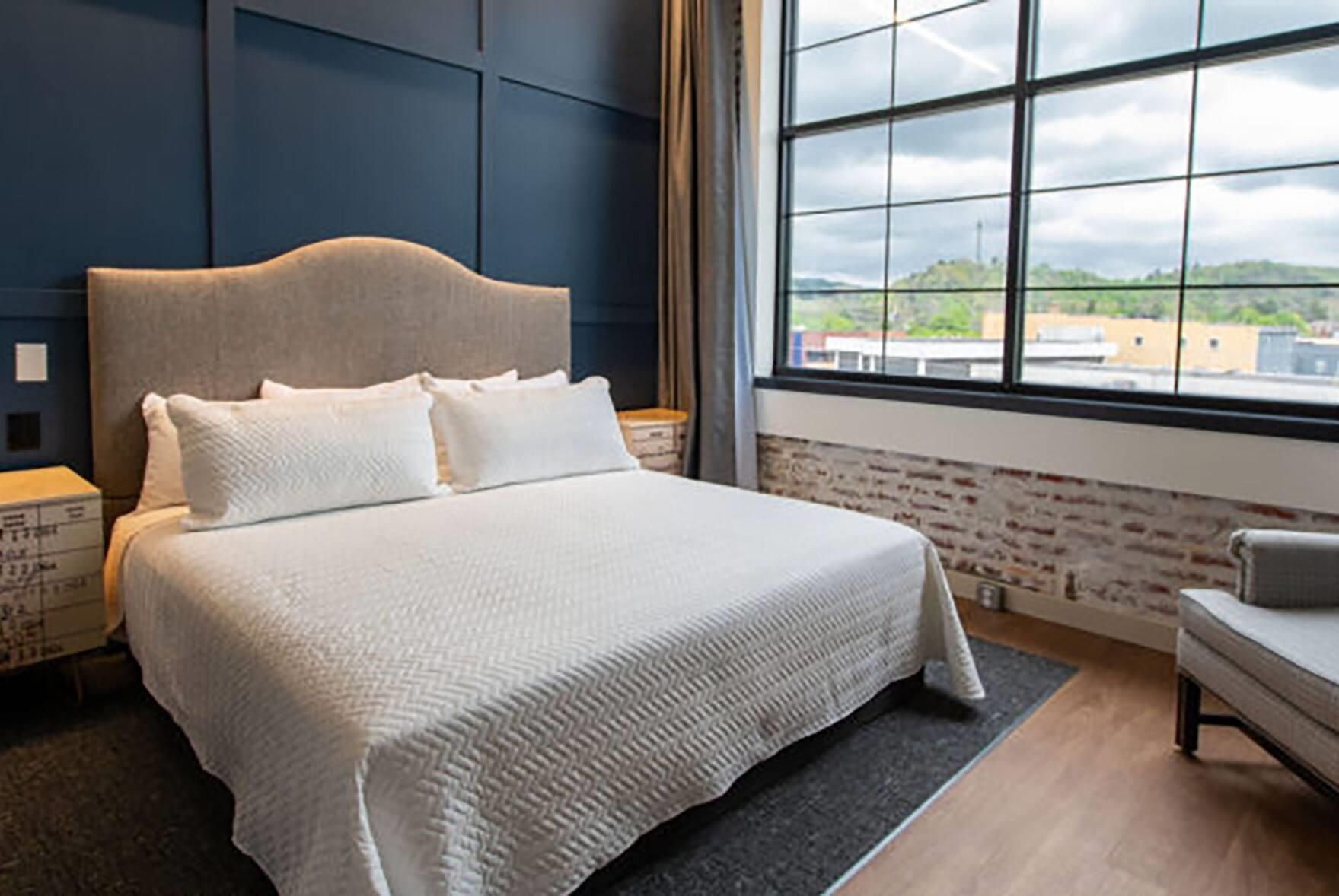 1 King Bed, Non-Smoking