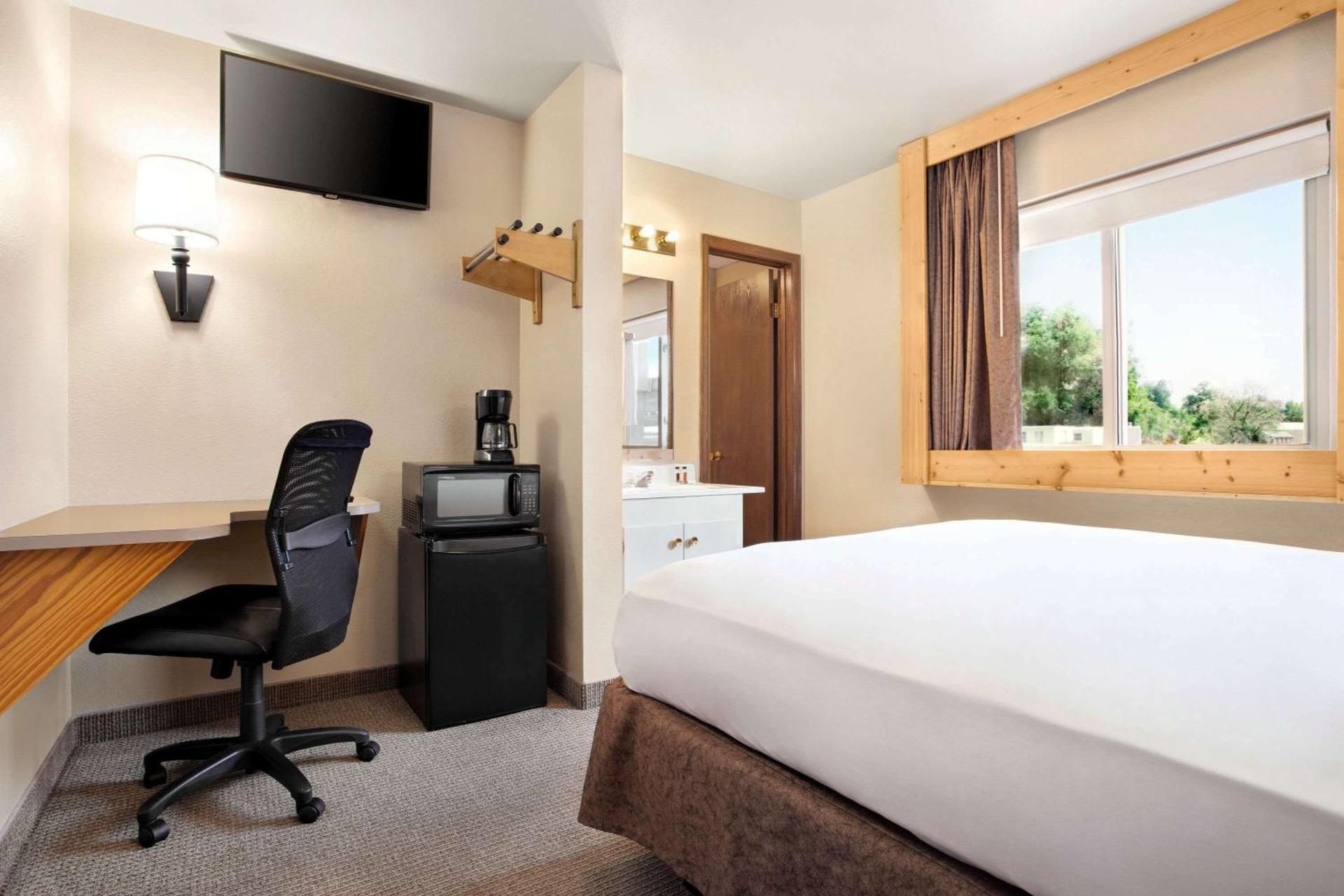 Queen Room with Hearing Impaired Access - Non-Smoking