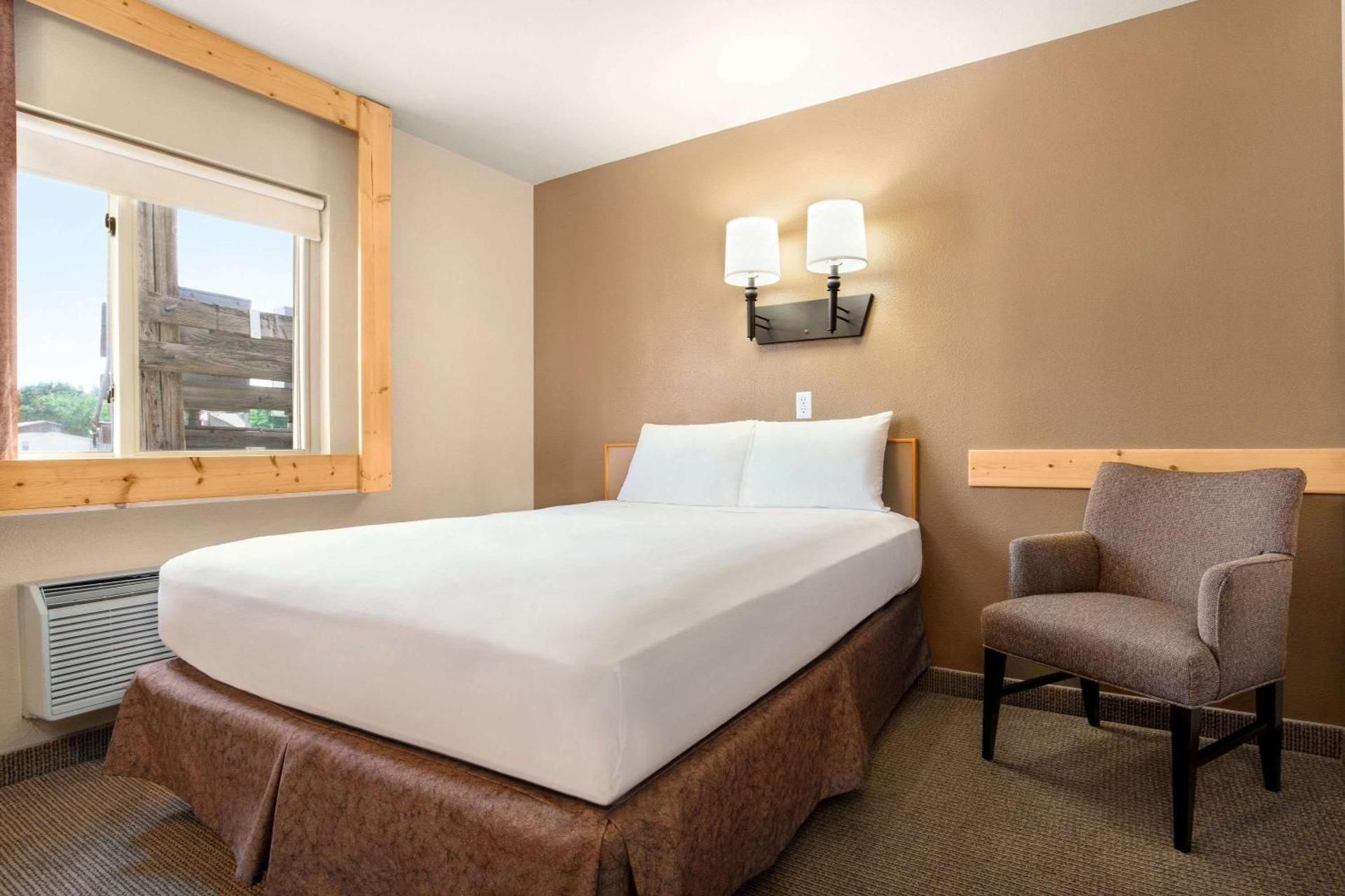 Queen Room with Hearing Impaired Access - Non-Smoking
