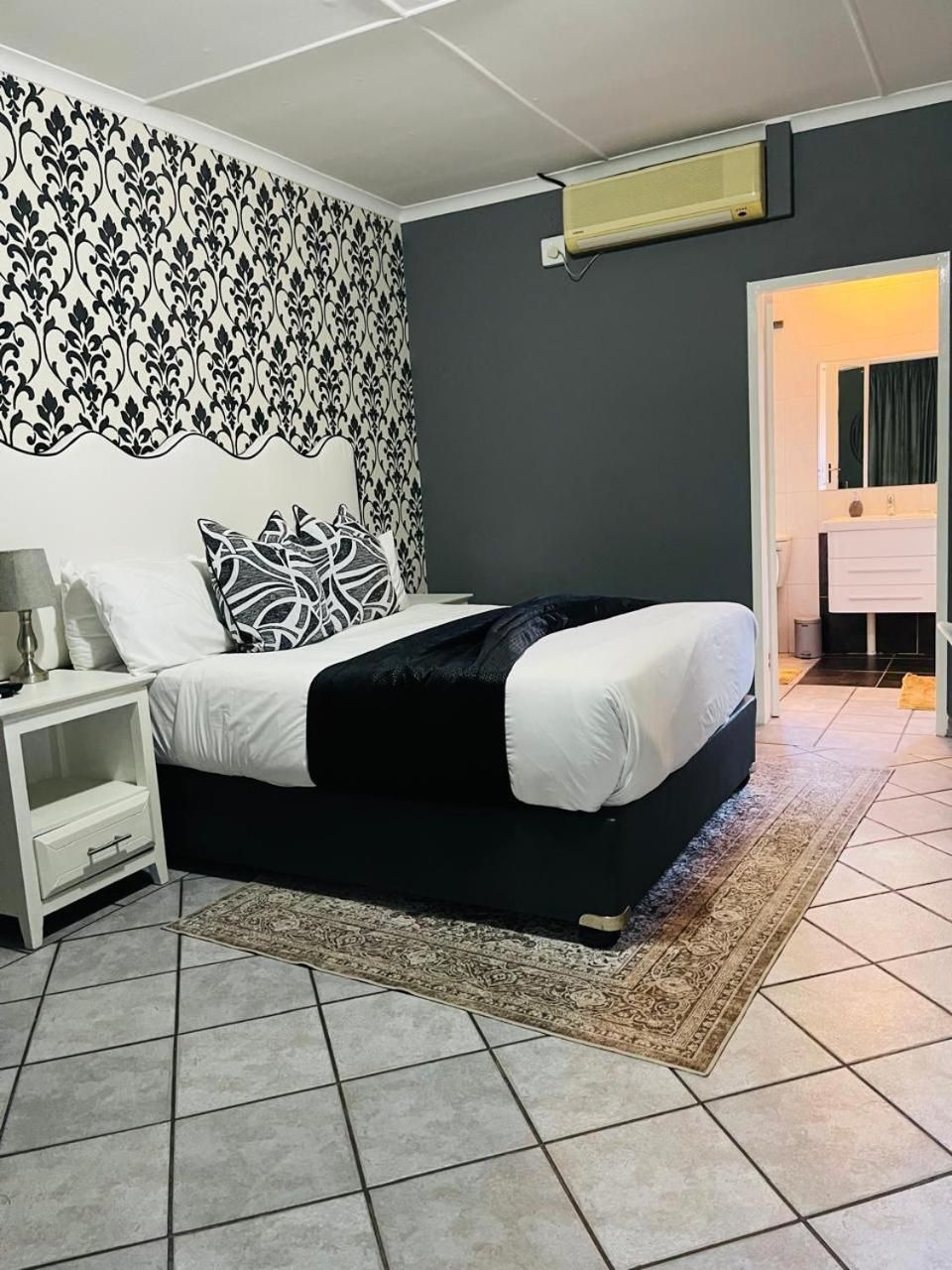 Deluxe Double Room (2 Adults + 1 Child)